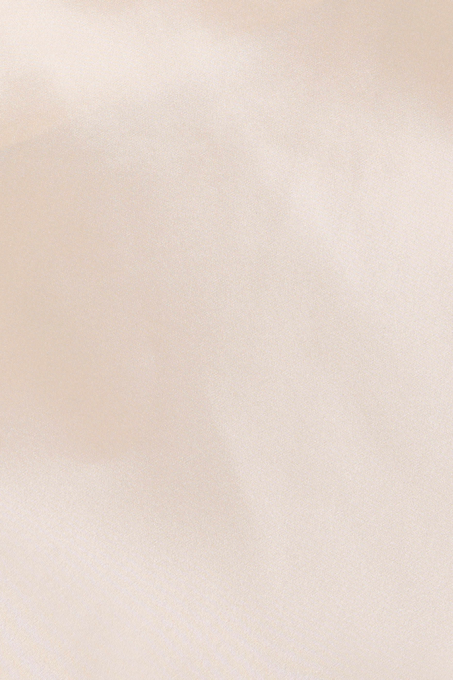 طقم بيجامة بحمالات متقاطعة في الخلف حرير