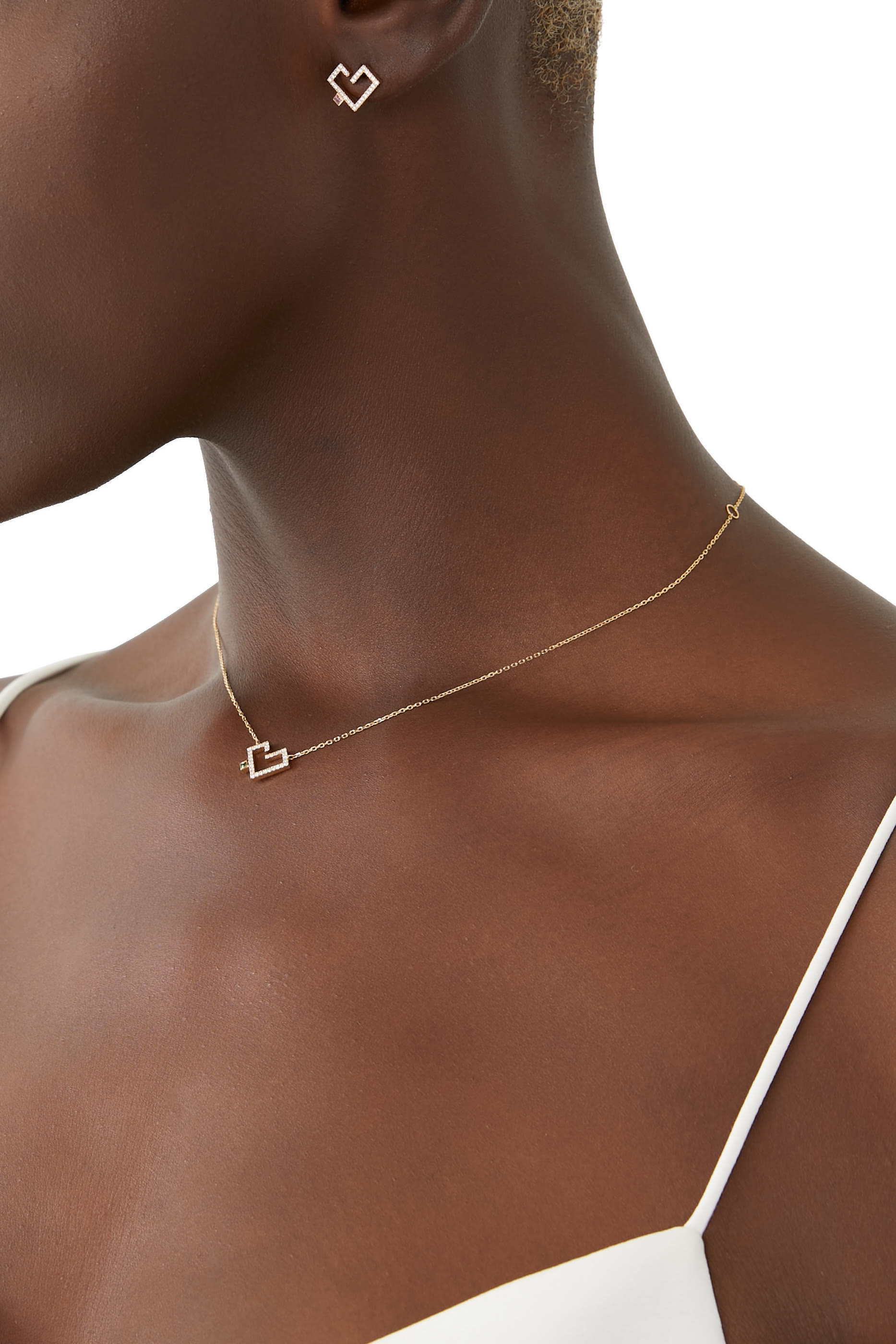 قلادة بدلاية بتصميم قلب بكلمة حب مرصعة بالماس والزمرد ذهب أصفر عيار 18