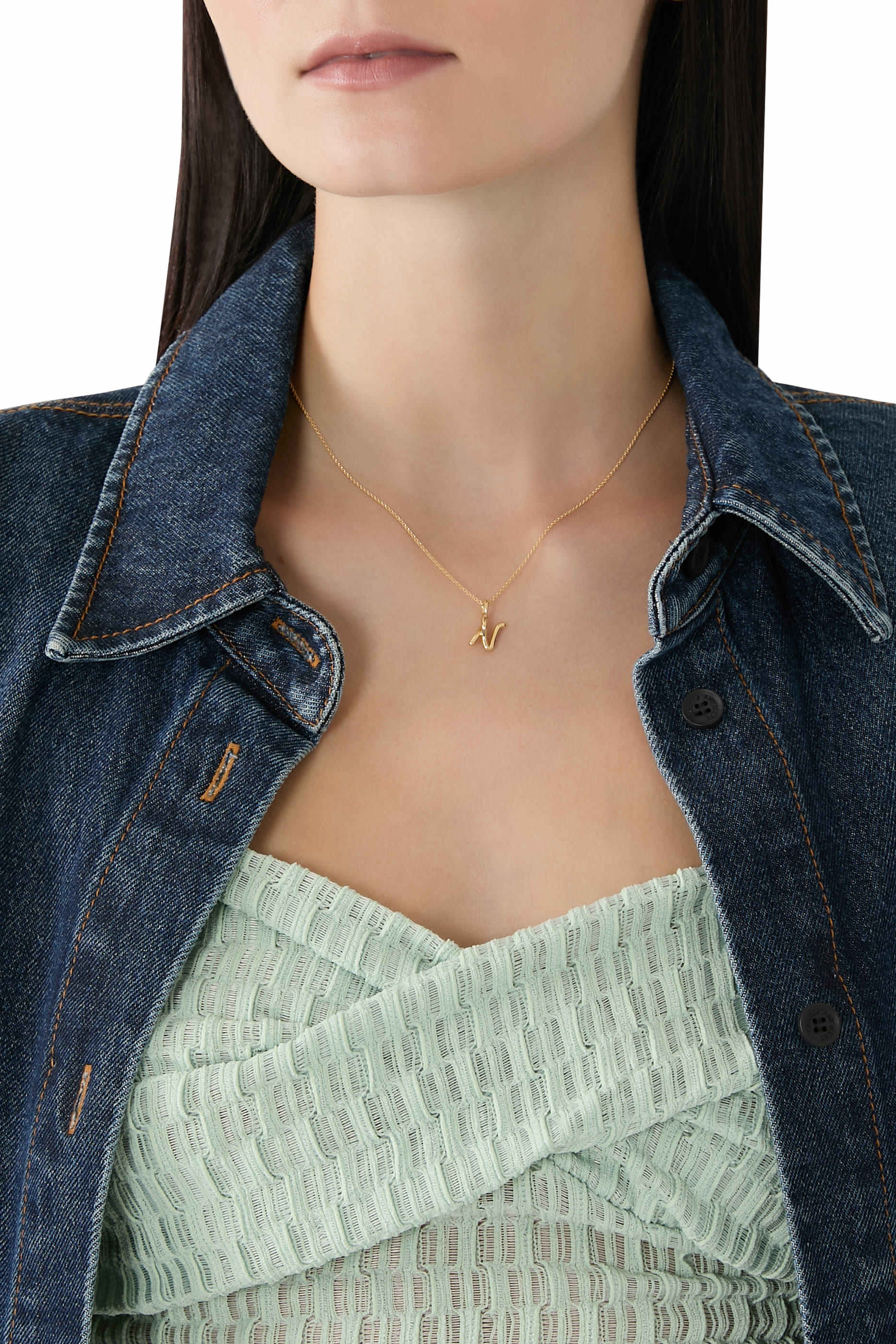 قلادة بدلاية صغيرة بتصميم حرف أن بحواف متموجة منصهرة، فضة استرلينية معاد تدويرها مطلية بذهب عيار 18