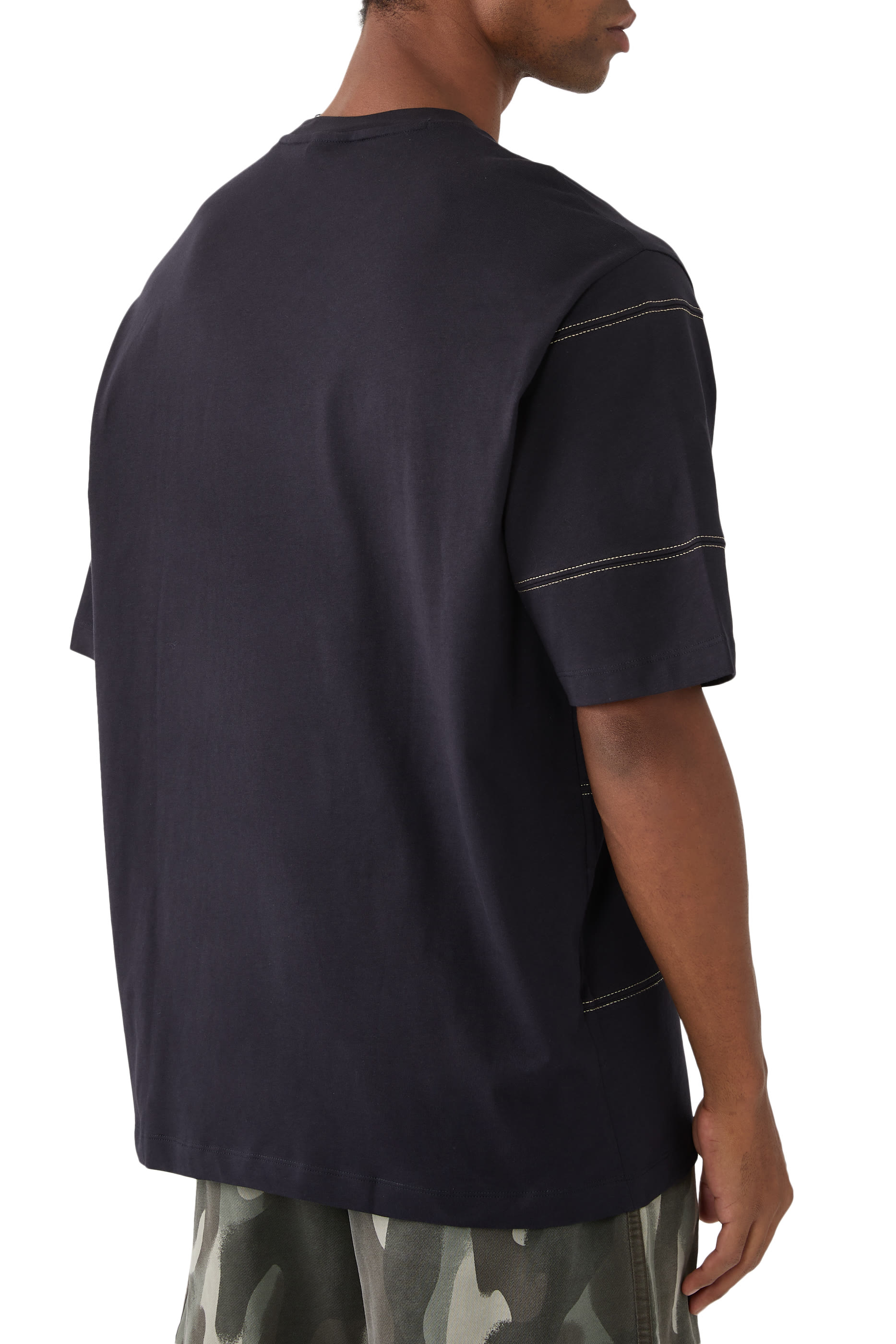 تيشيرت بحروف شعار الماركة