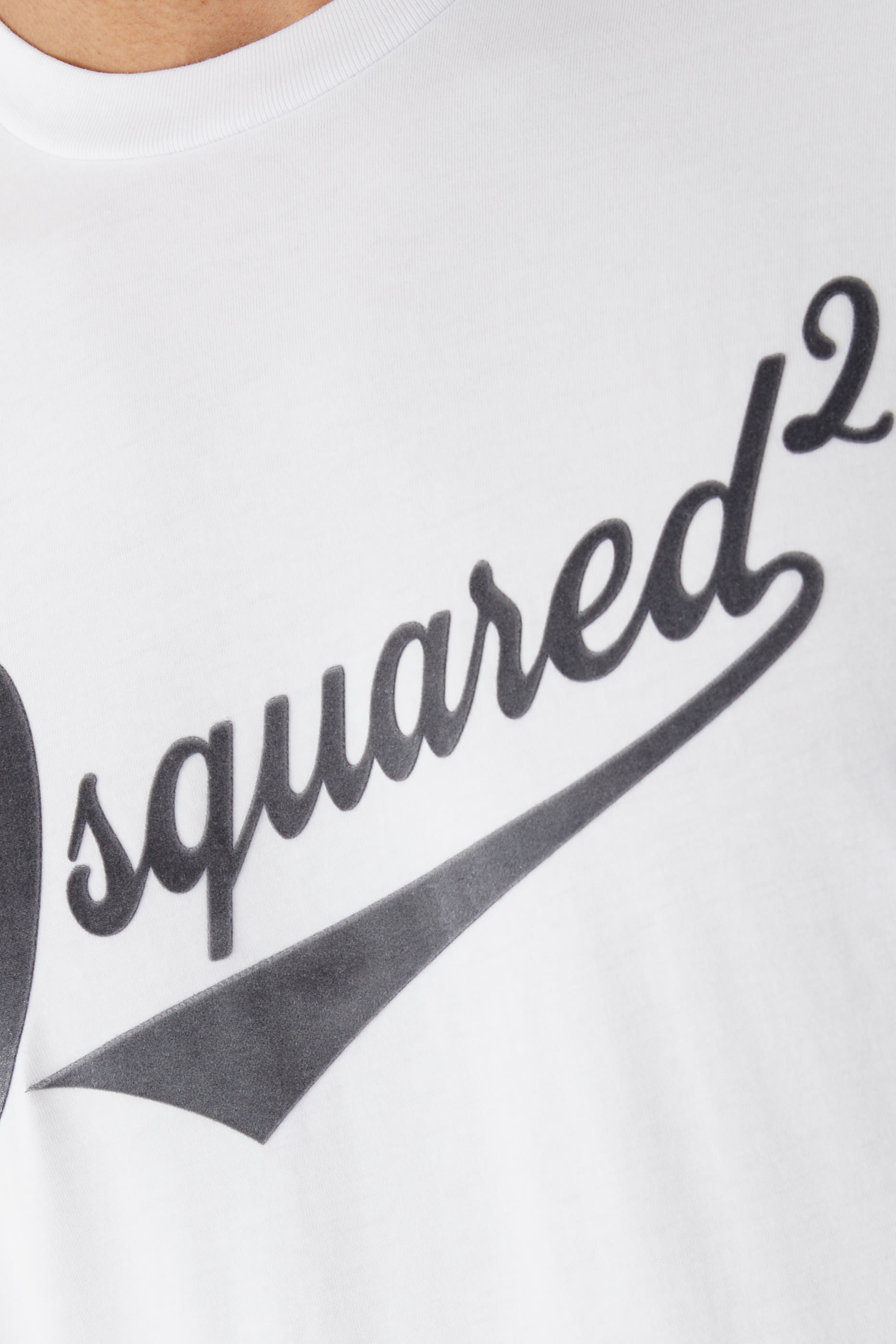 تيشيرت كول فيت مخملي بشعار الماركة