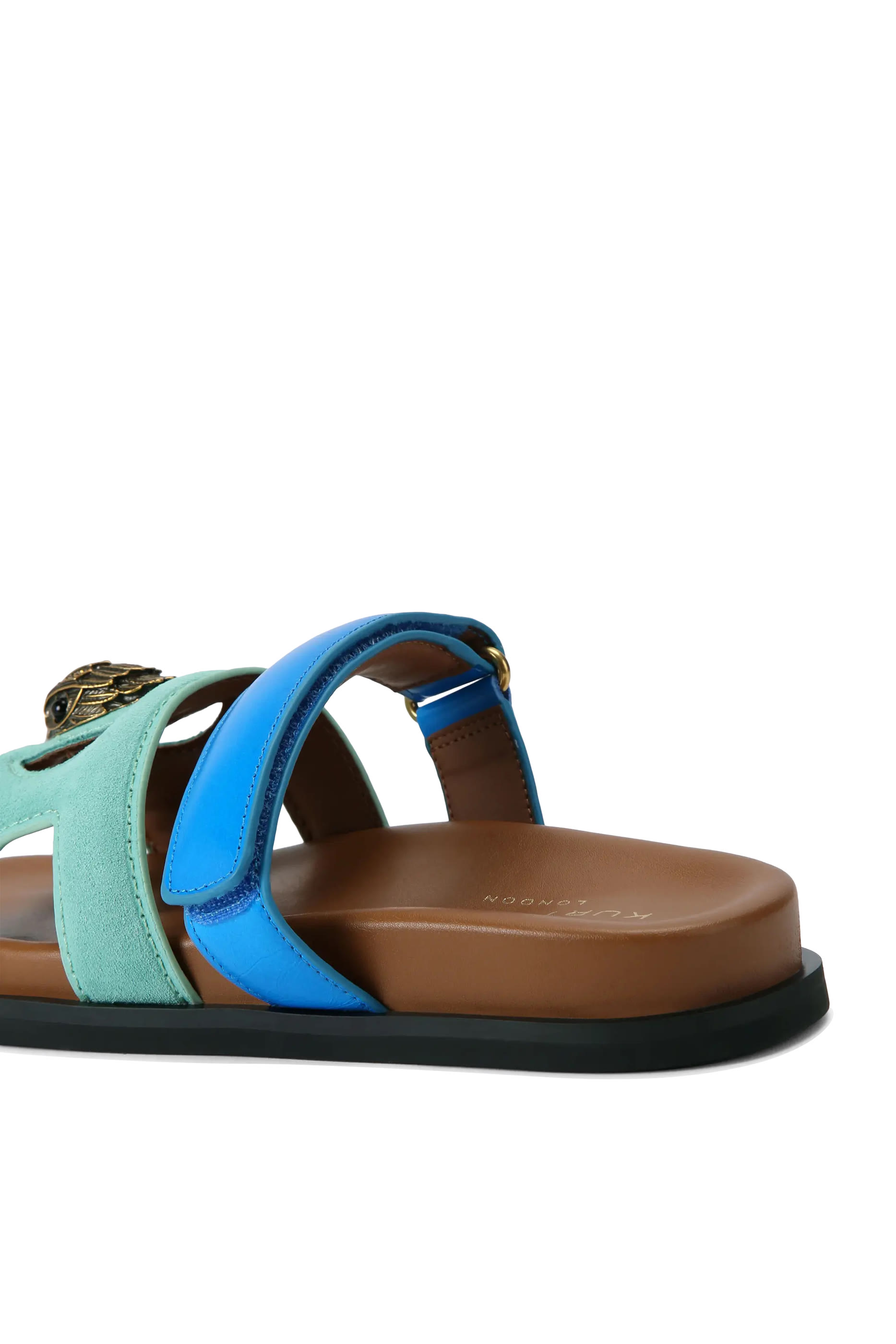 صندل بفتحات وحلية رأس النسر