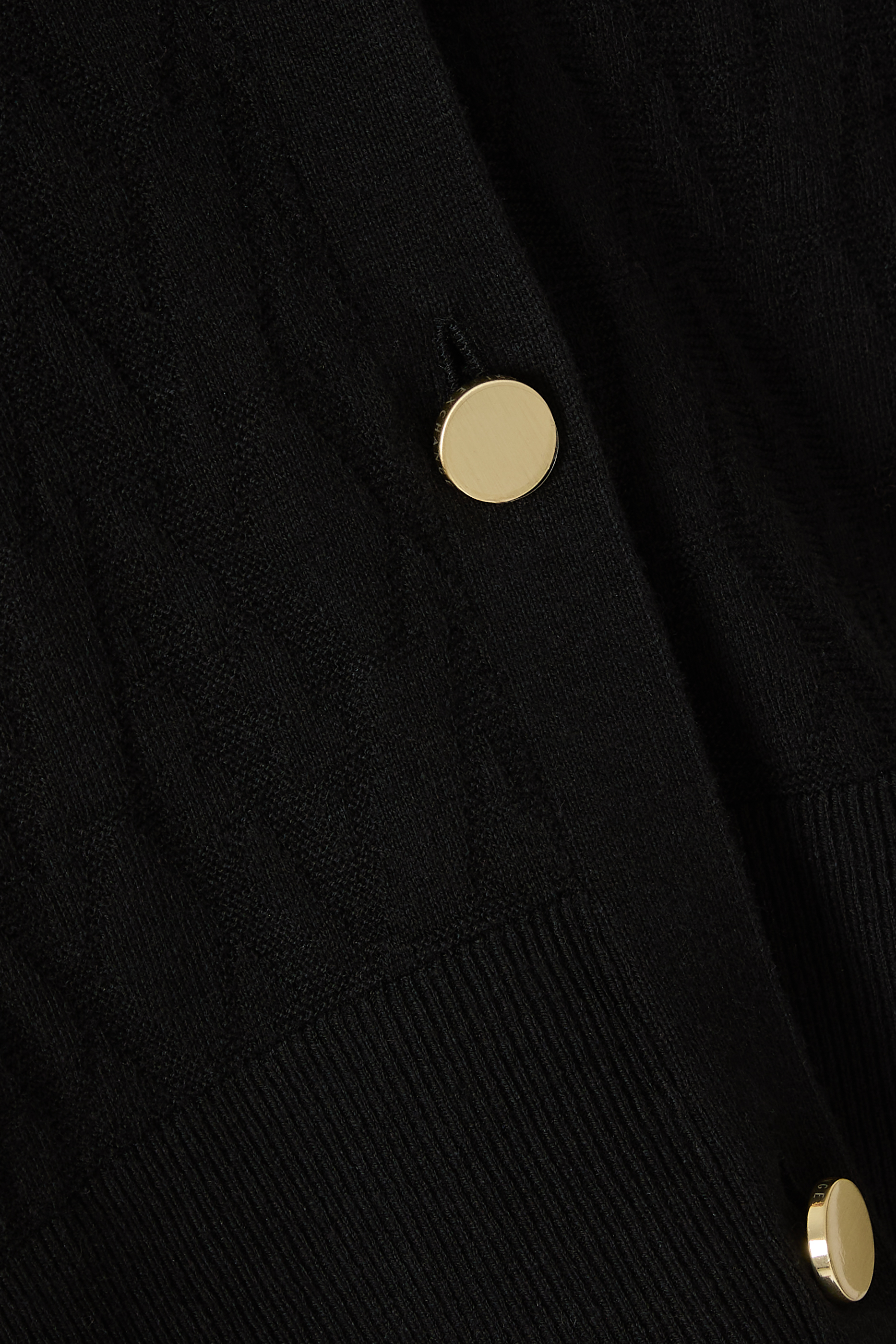 كارديجان بأزرار وحروف شعار الماركة