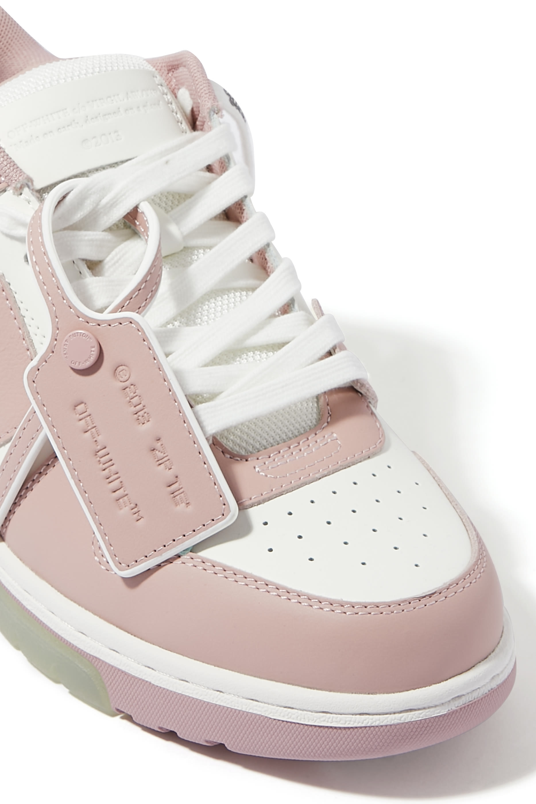 سنيكرز اوت اوف اوفيس بتصميم أسفل الكاحل