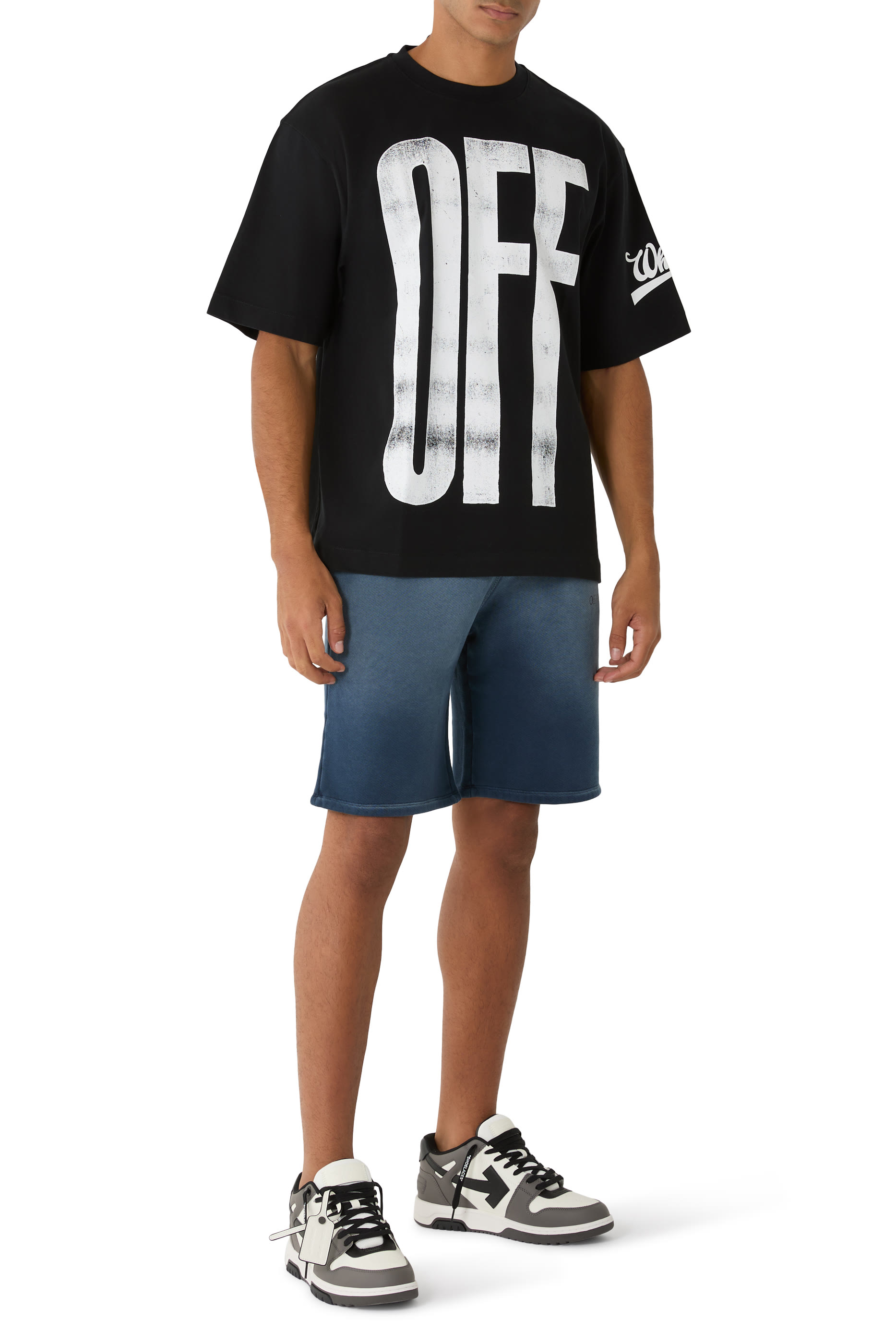 تيشيرت سكيت بنقشة خطوط مائلة وشعار الماركة بحجم كبير