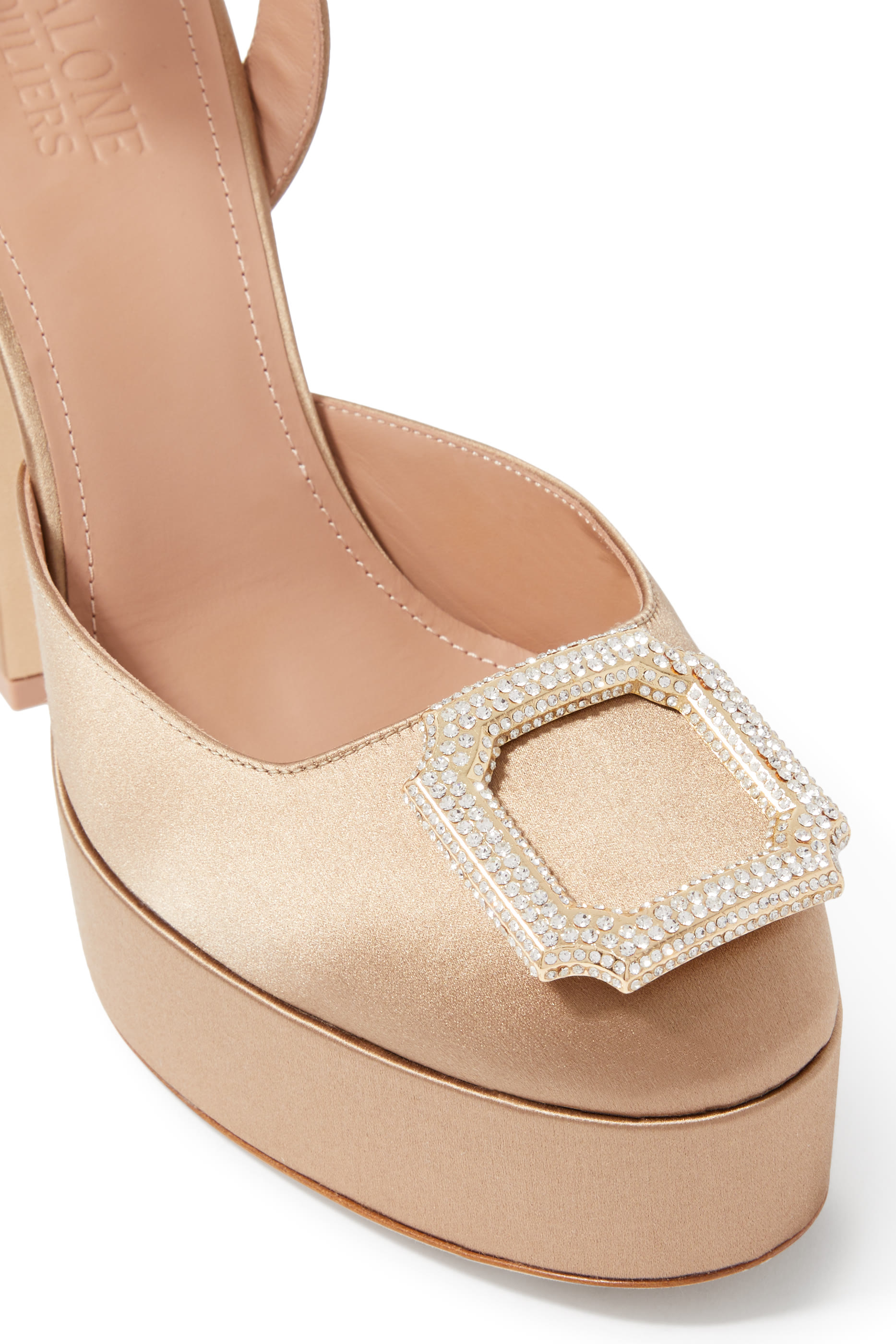 صندل بمقدمة مغلقة وكعب عريض ومشبك مرصع