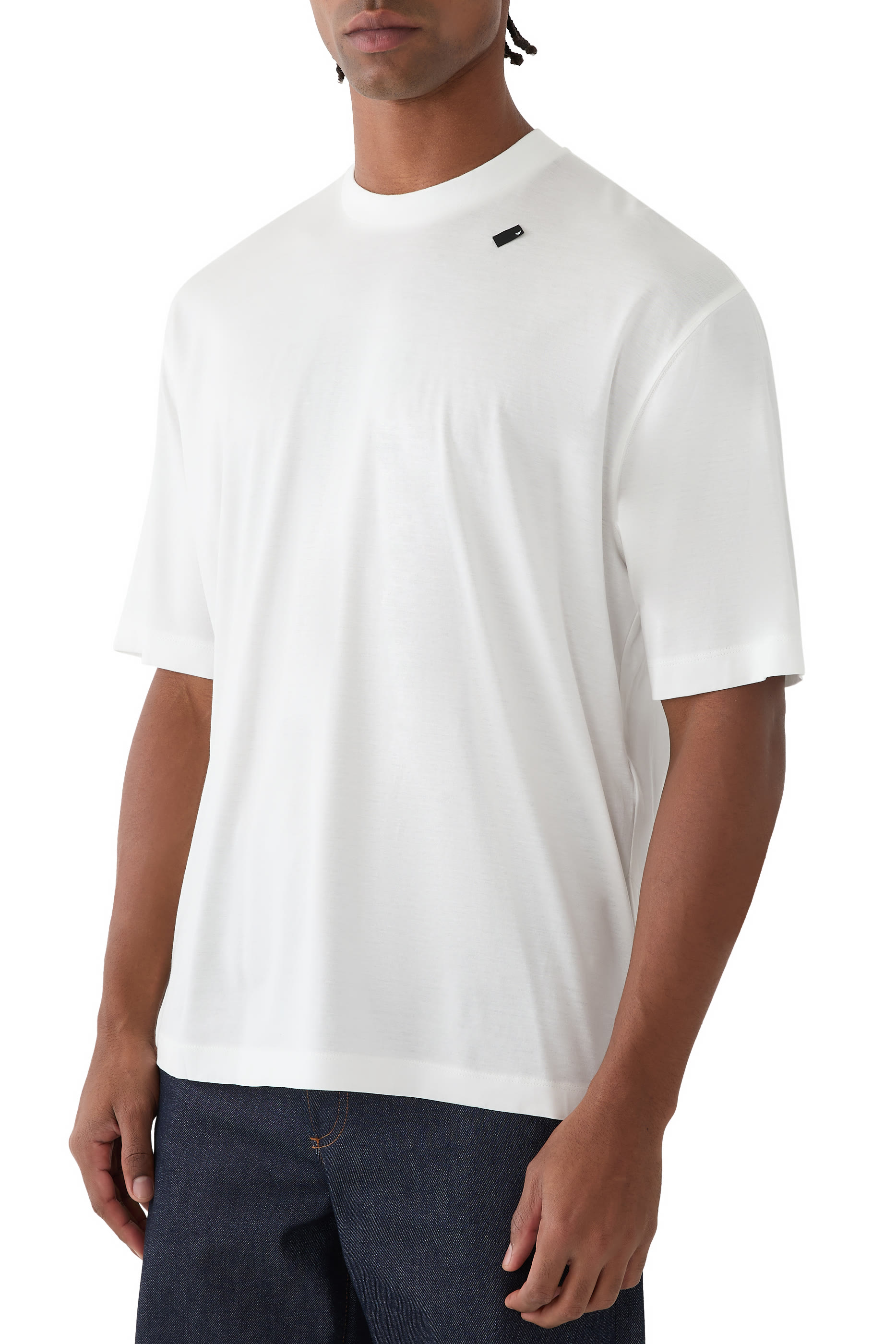 تيشيرت بقصة واسعة ورقعة شعار الماركة صغيرة