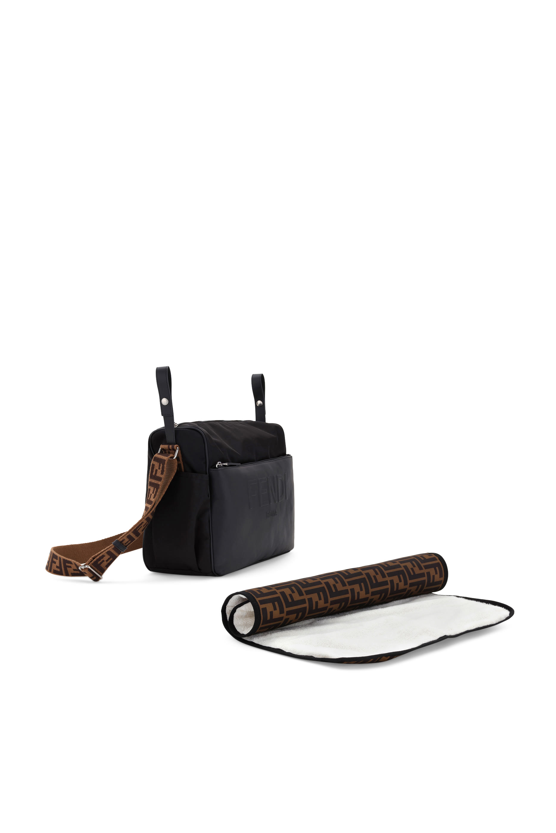 حقيبة تغيير الحفاضات بشعار الماركة