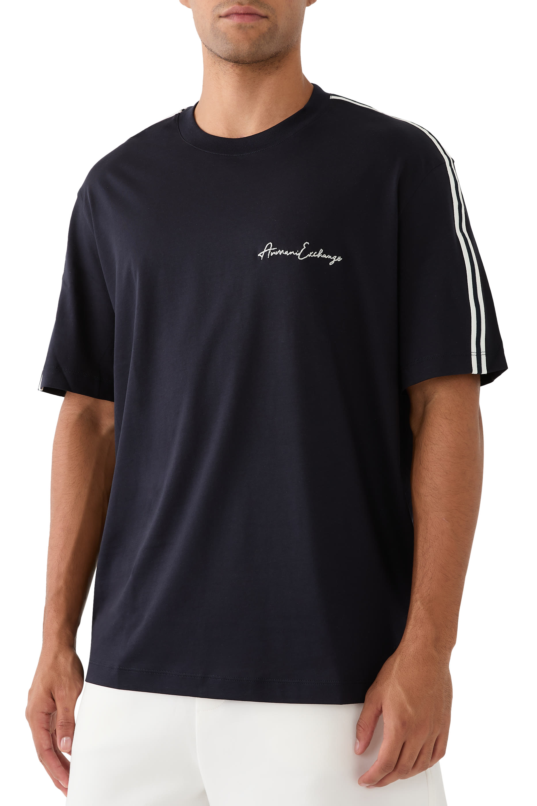 تيشيرت بياقة ضيقة وشعار الماركة