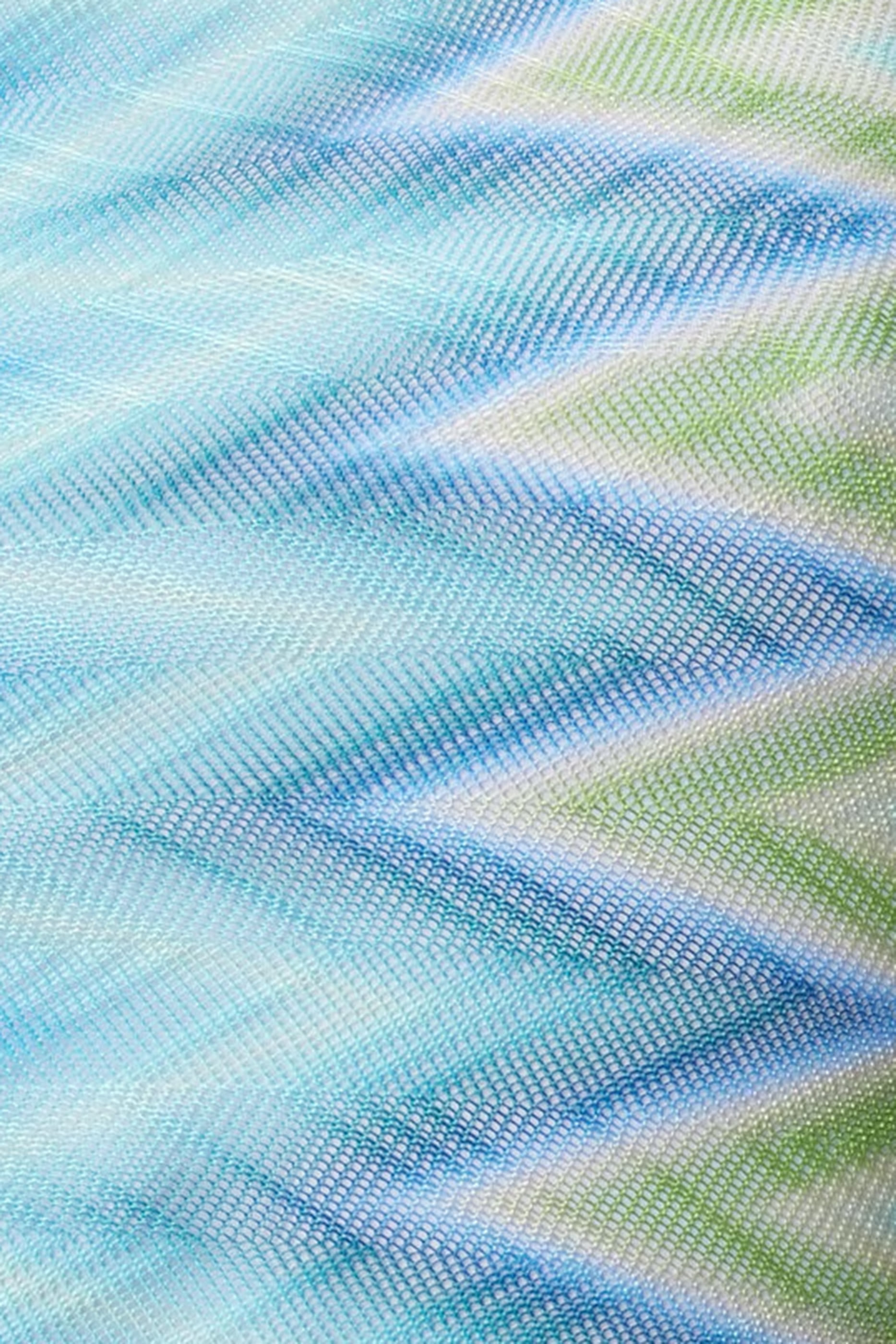 بدلة سباحة بكتف مكشوف ونقشة خطوط باهتة