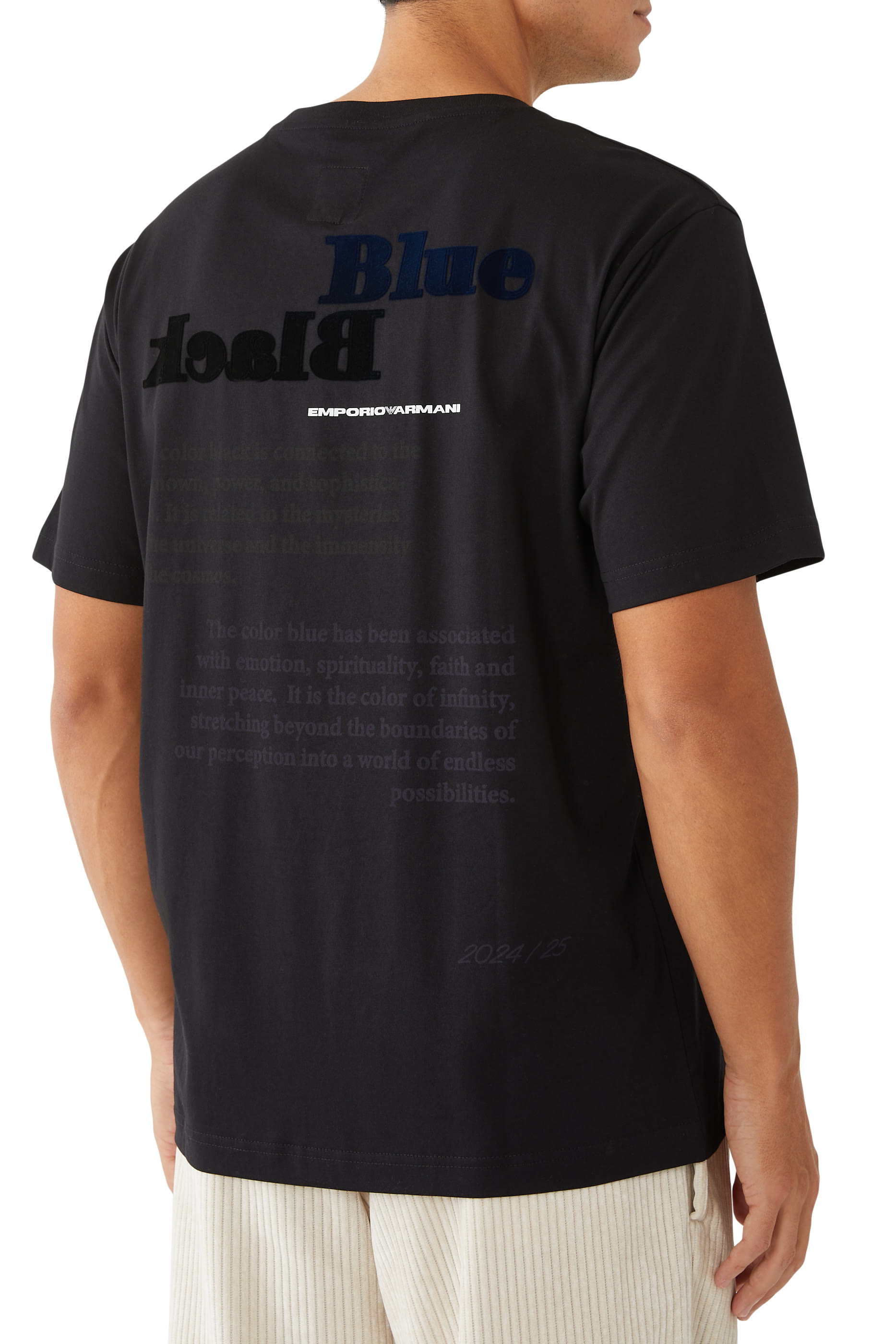 تيشيرت بشعار الماركة ضمن التشكيلة المستدامة