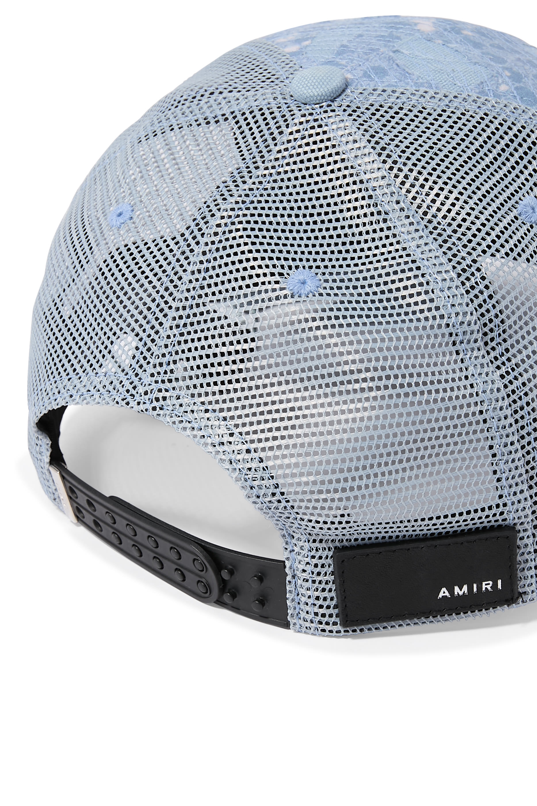 كاب تراكر بنقشة باندانا وتفاصيل ممزقة