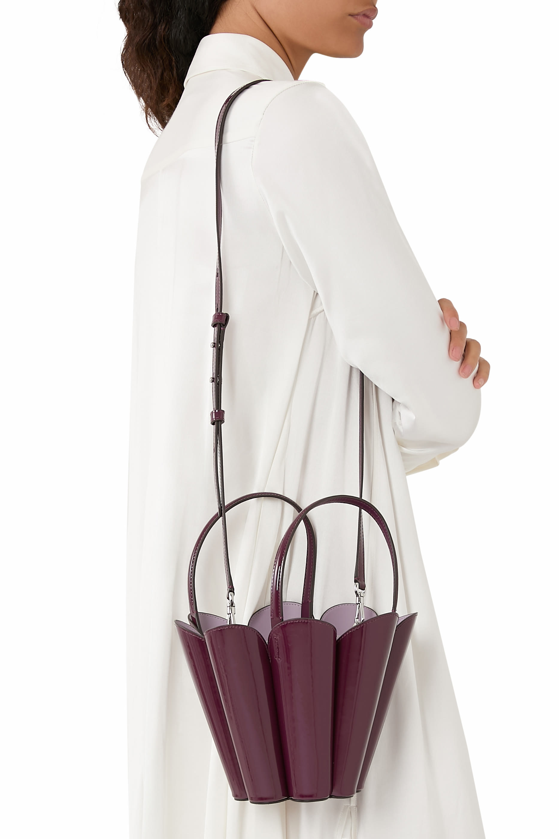 حقيبة باكيت بتصميم زهرة بشكل بستوني جلد لامع