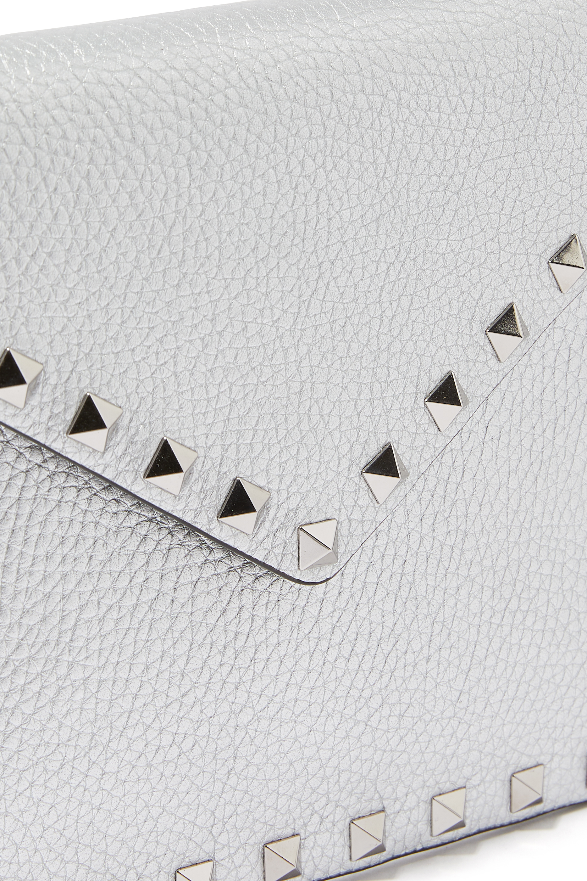 حقيبة صغيرة بحلي هرمية جلد