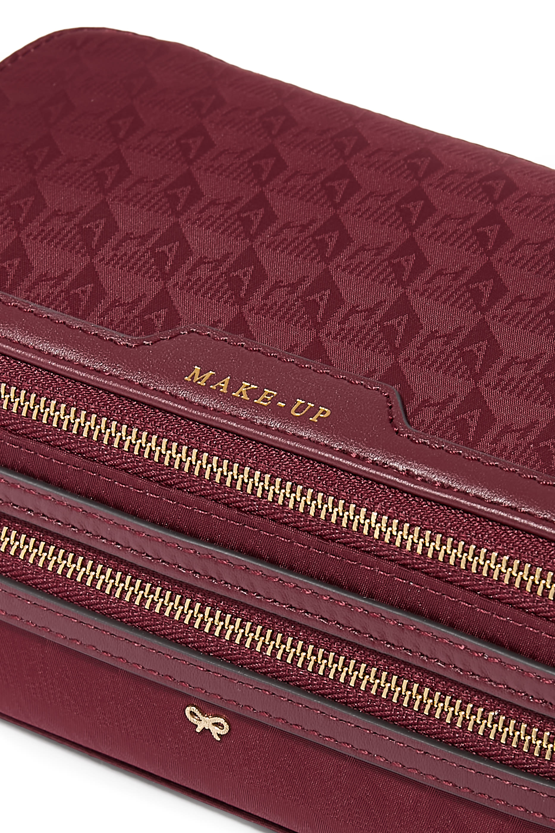 حقيبة مستحضرات تجميل بشعار الماركة