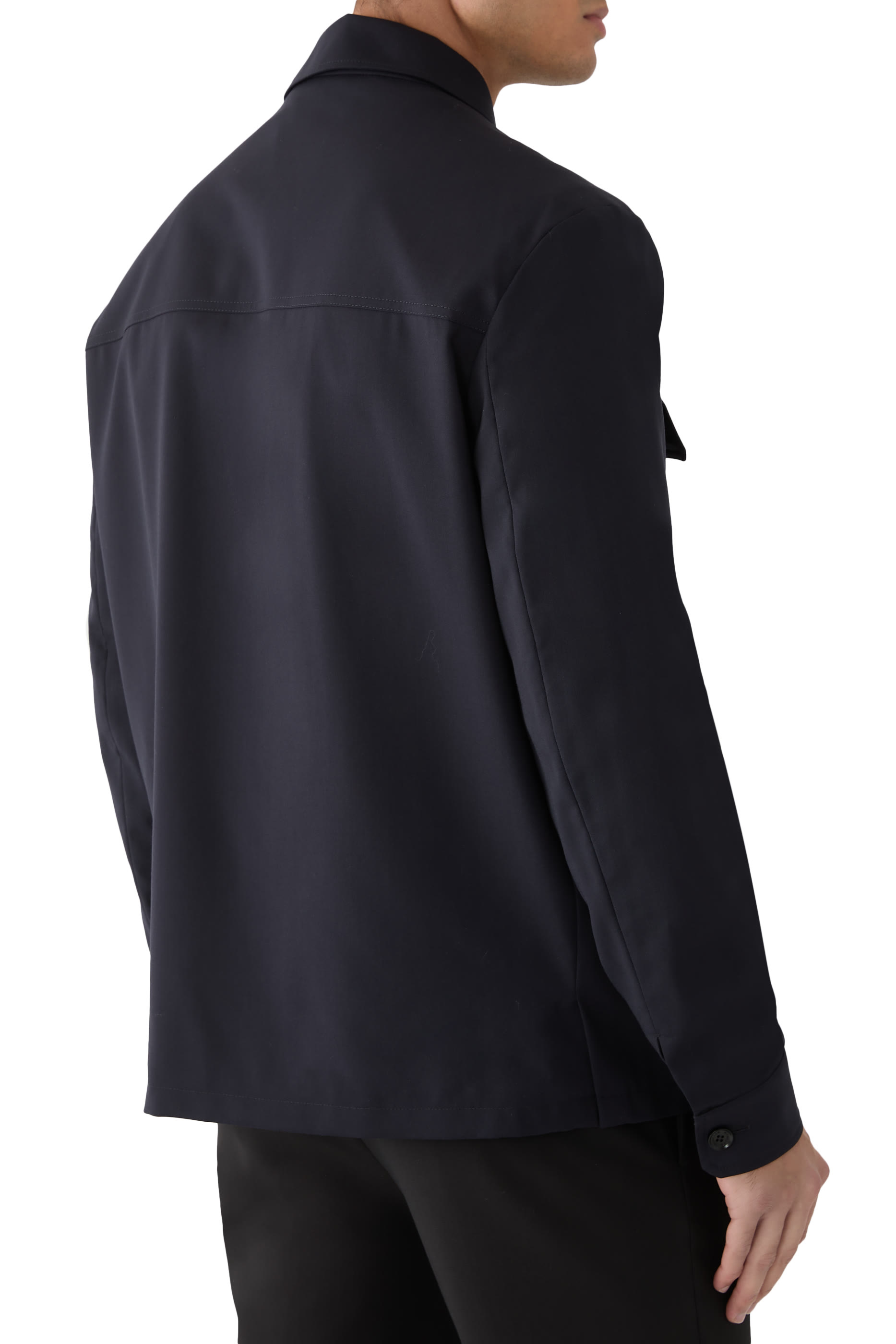 قميص بأكمام طويلة