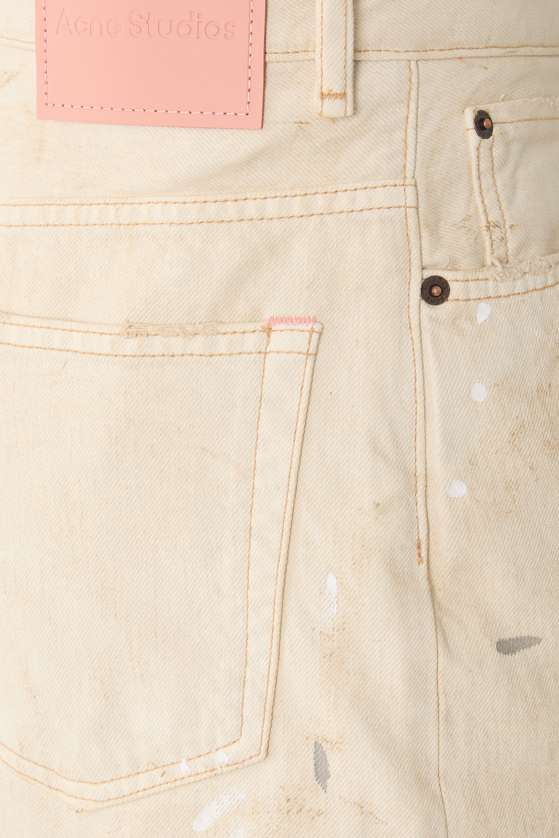 شورت دنيم بتفاصيل ممزقة