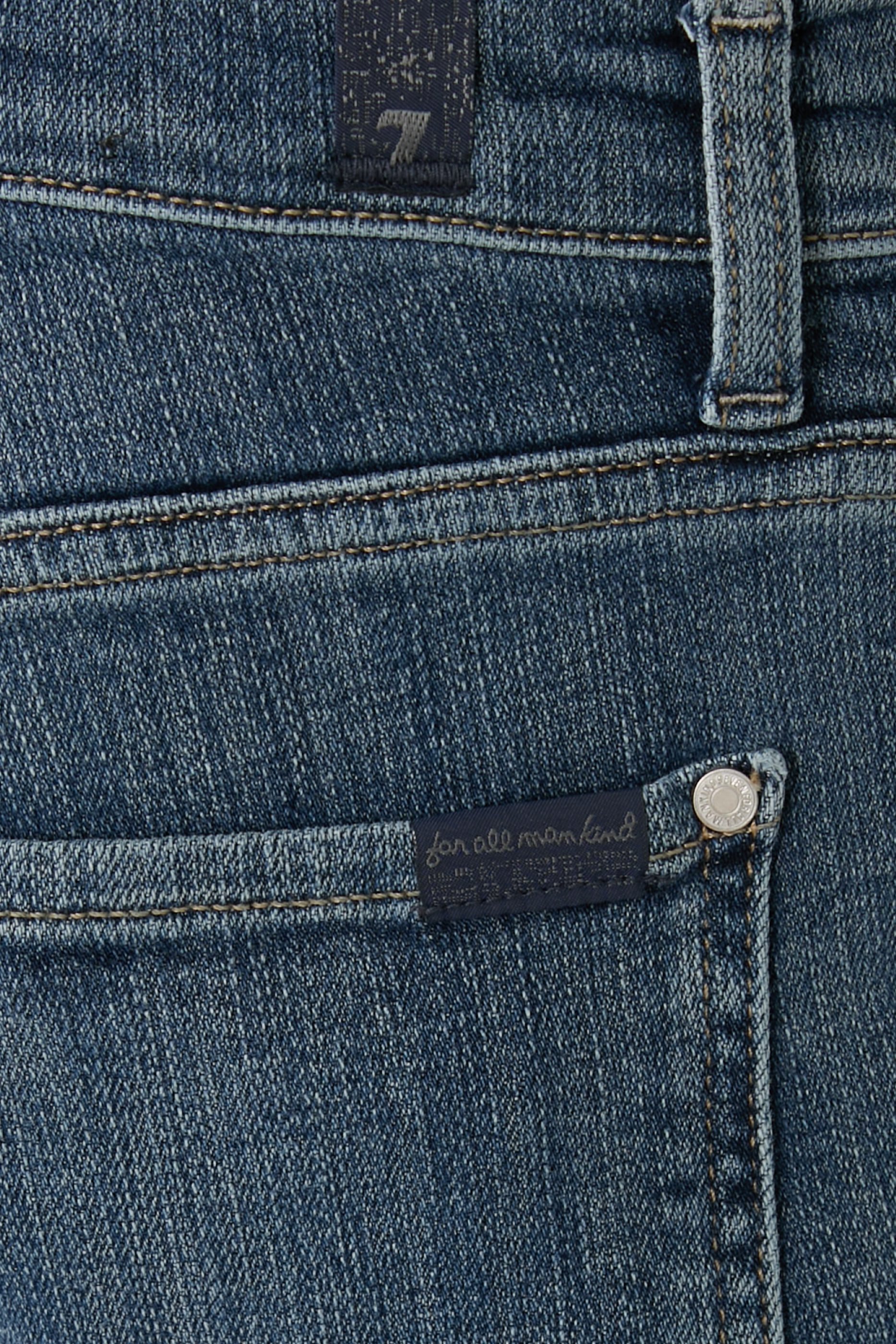 بنطال جينز بقصة ضيقة