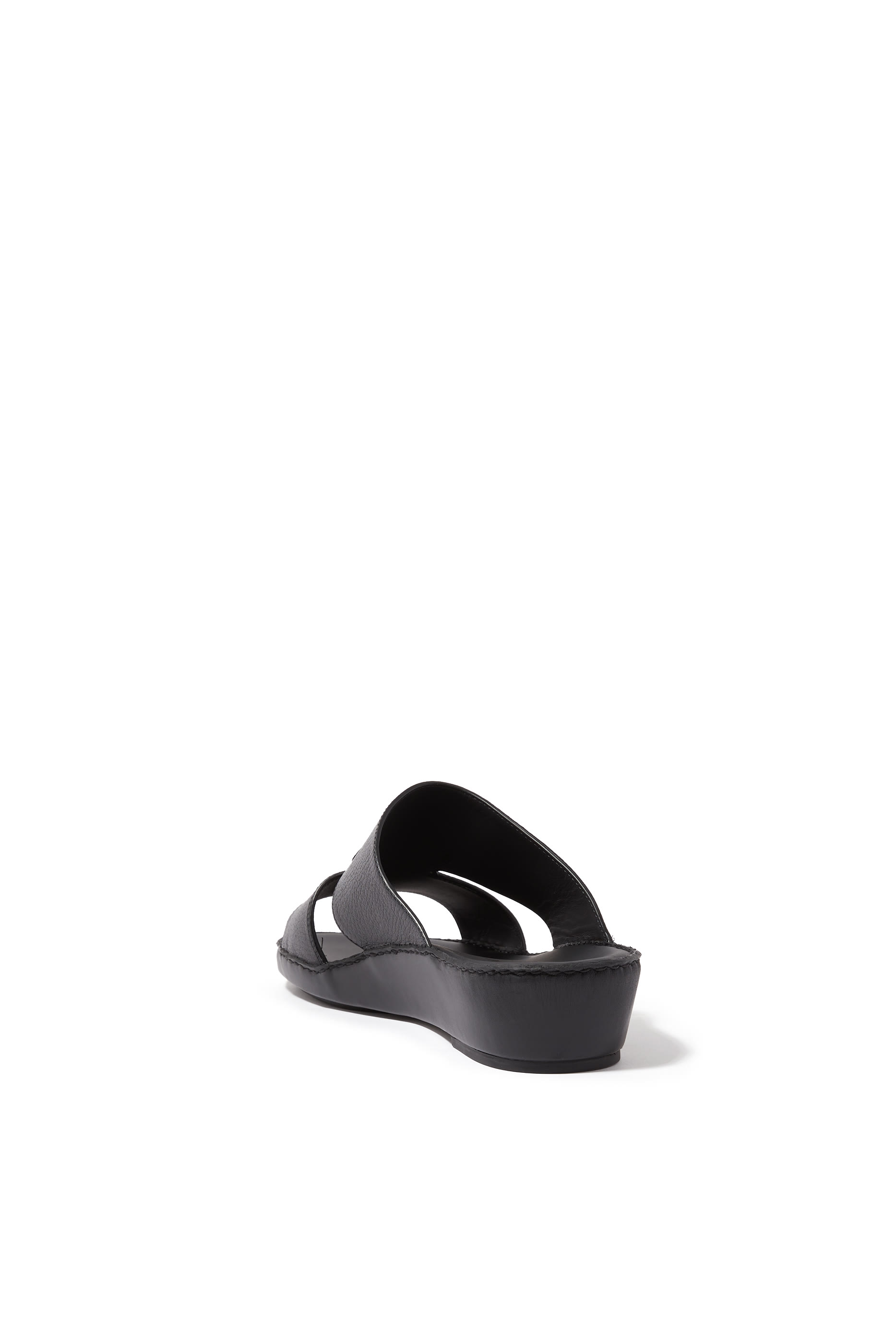 صندل بشعار الماركة