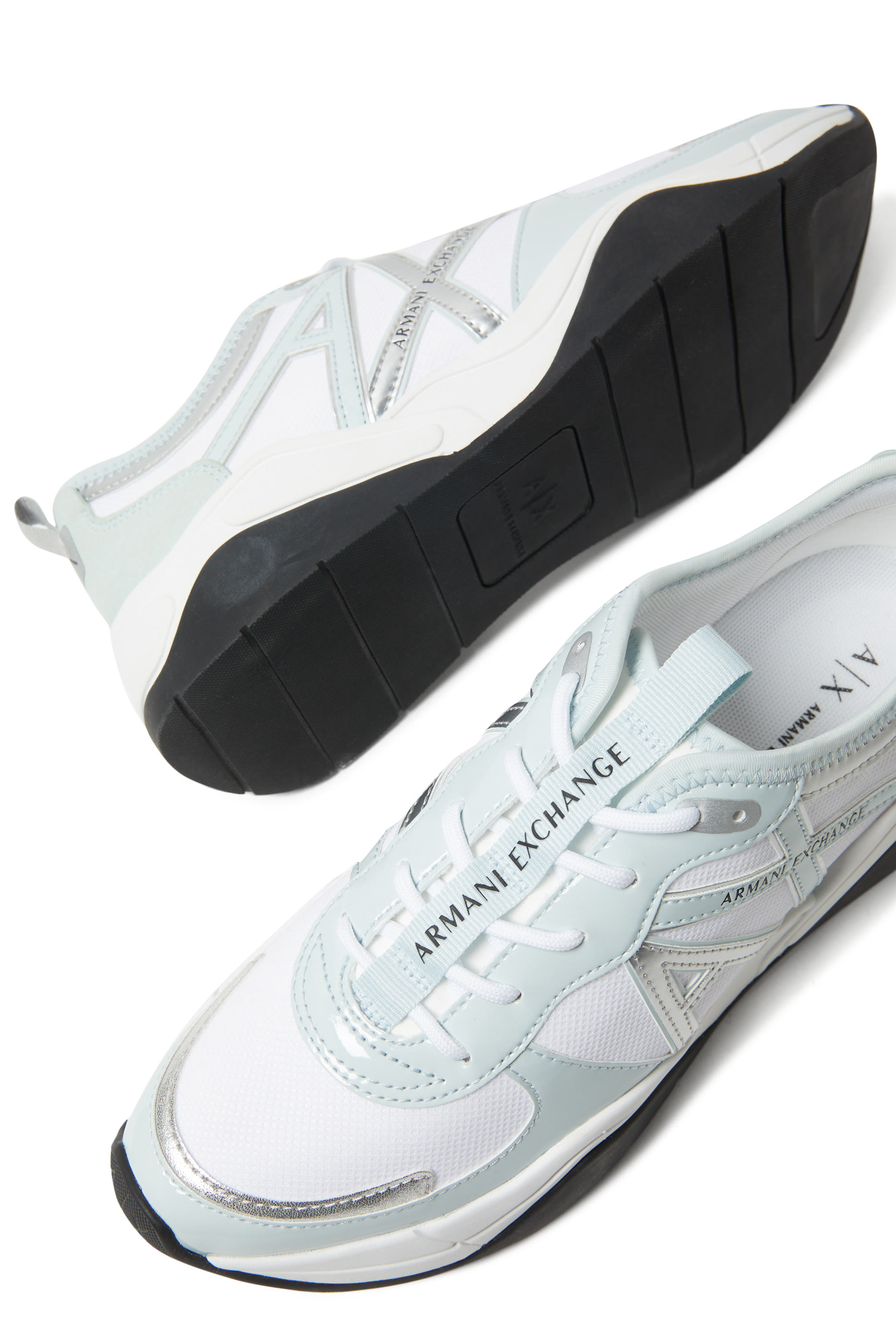 سنيكرز بتصميم سميك وشعار الماركة