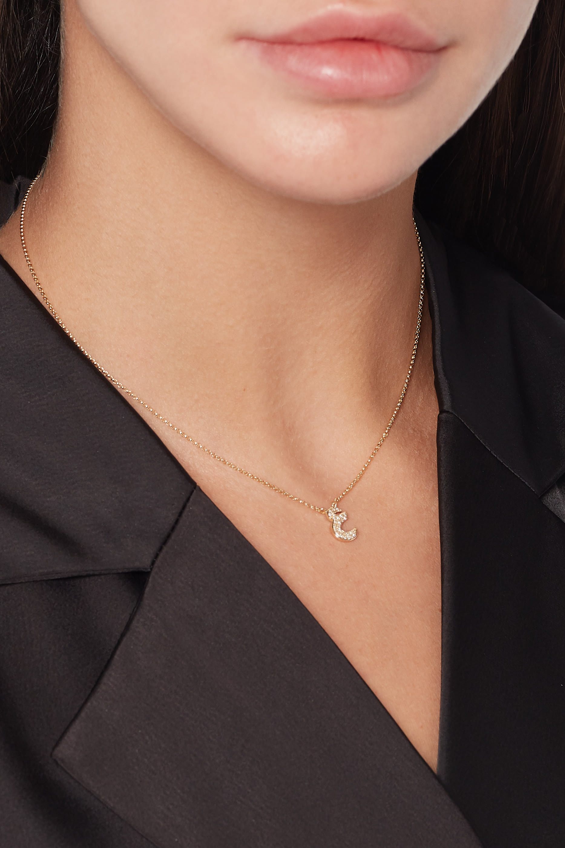 قلادة بدلاية حرف ع مرصعة بالماس ذهب أصفر عيار 18