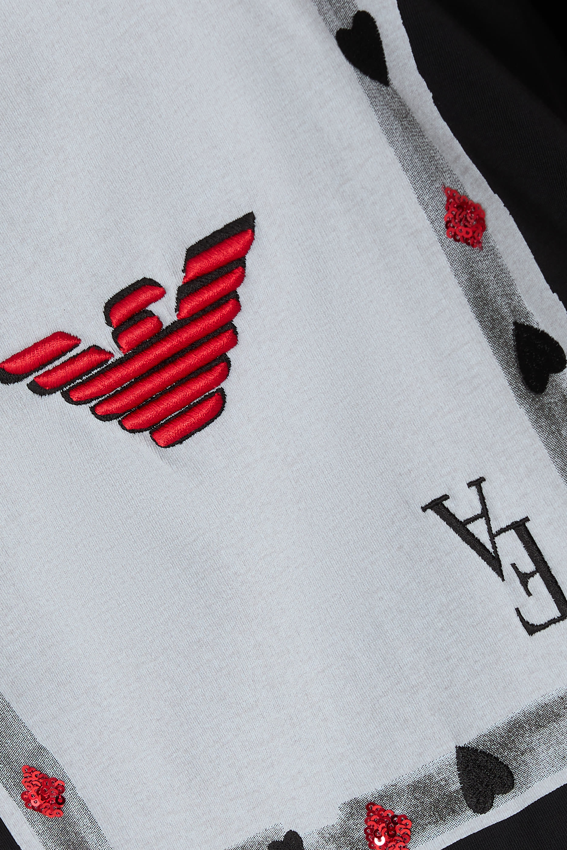 تيشيرت بنقشة بطاقات لعب بشعار الماركة