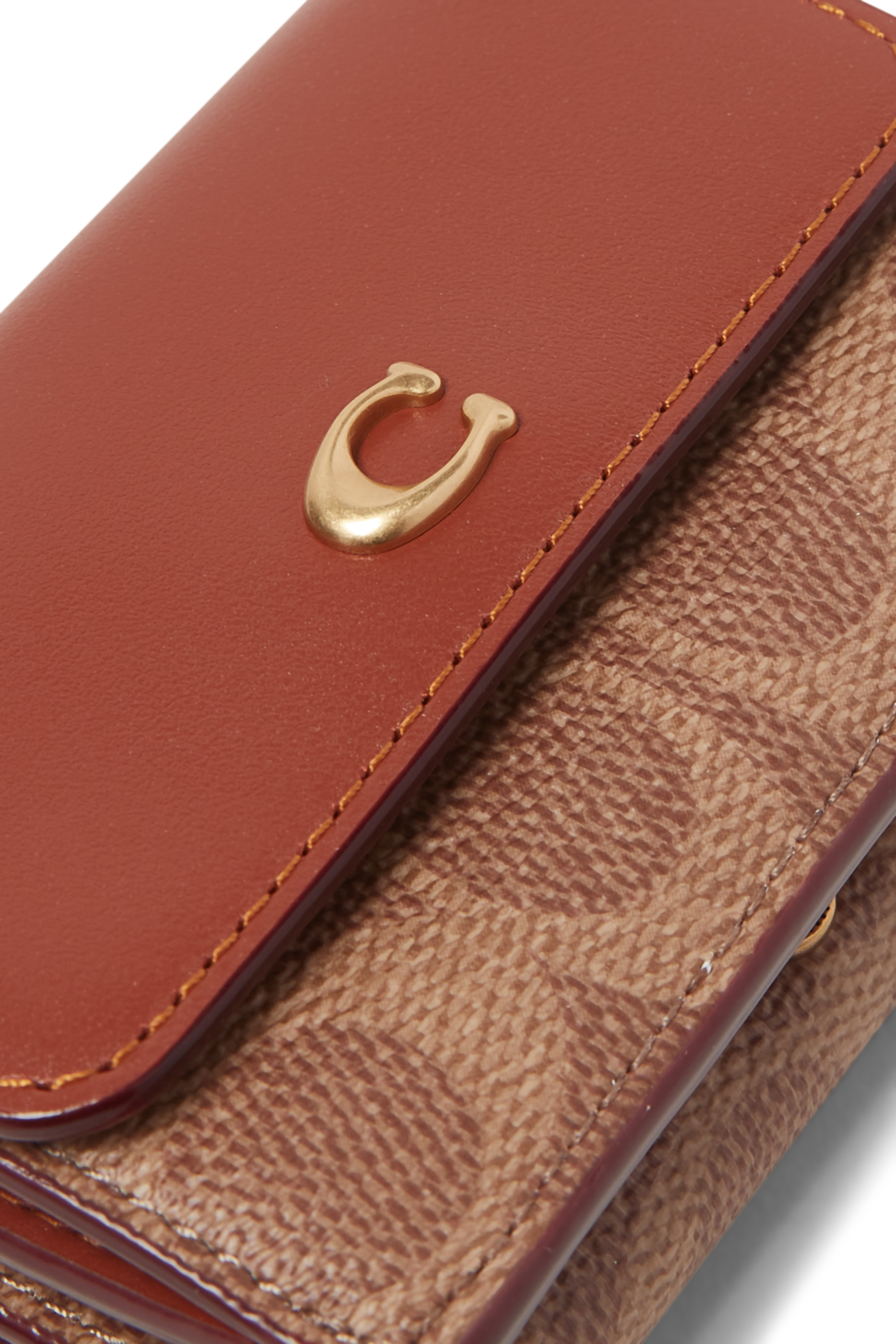 محفظة صغيرة ثلاثية الطيات