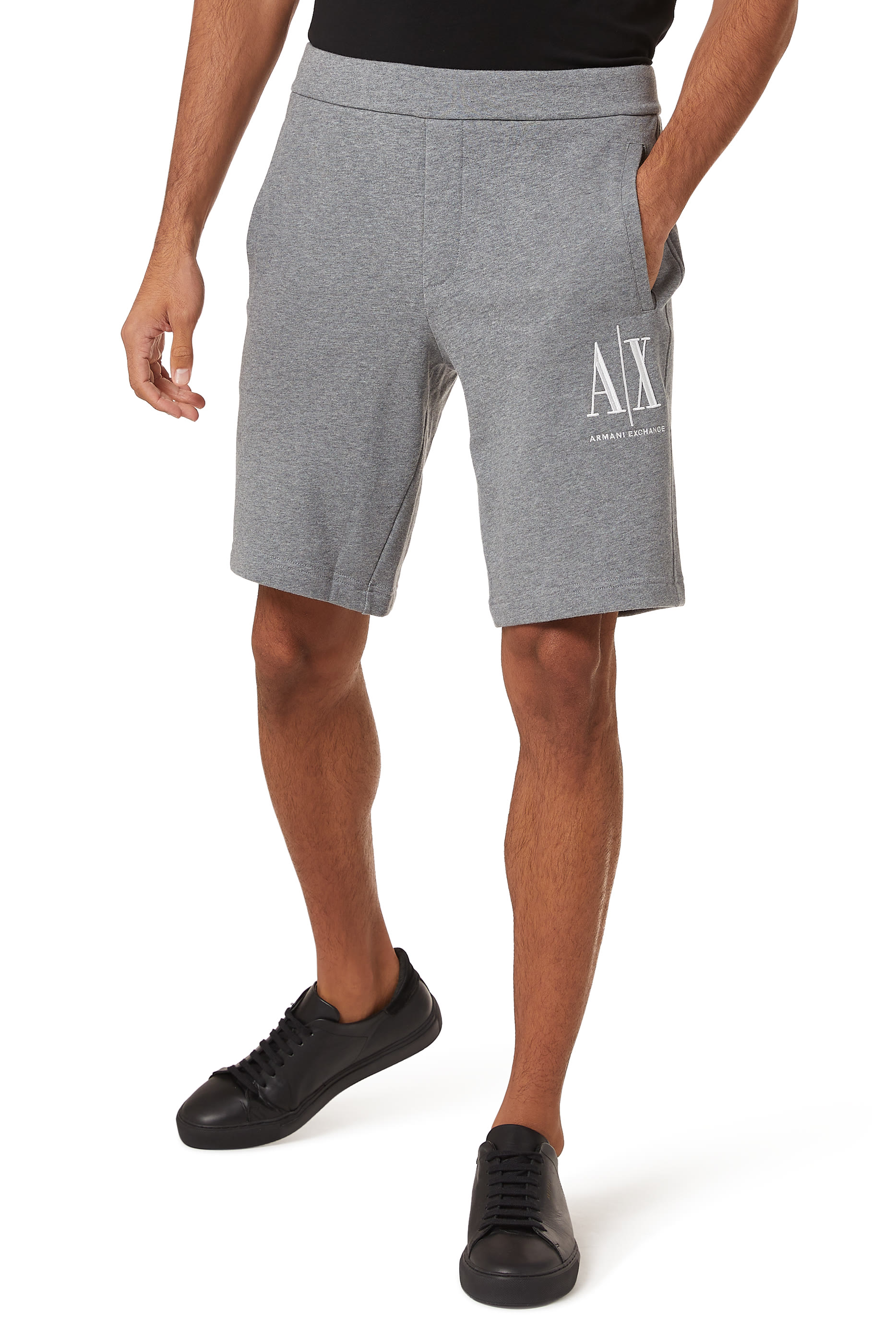 شورت قطن بتطريز شعار الماركة