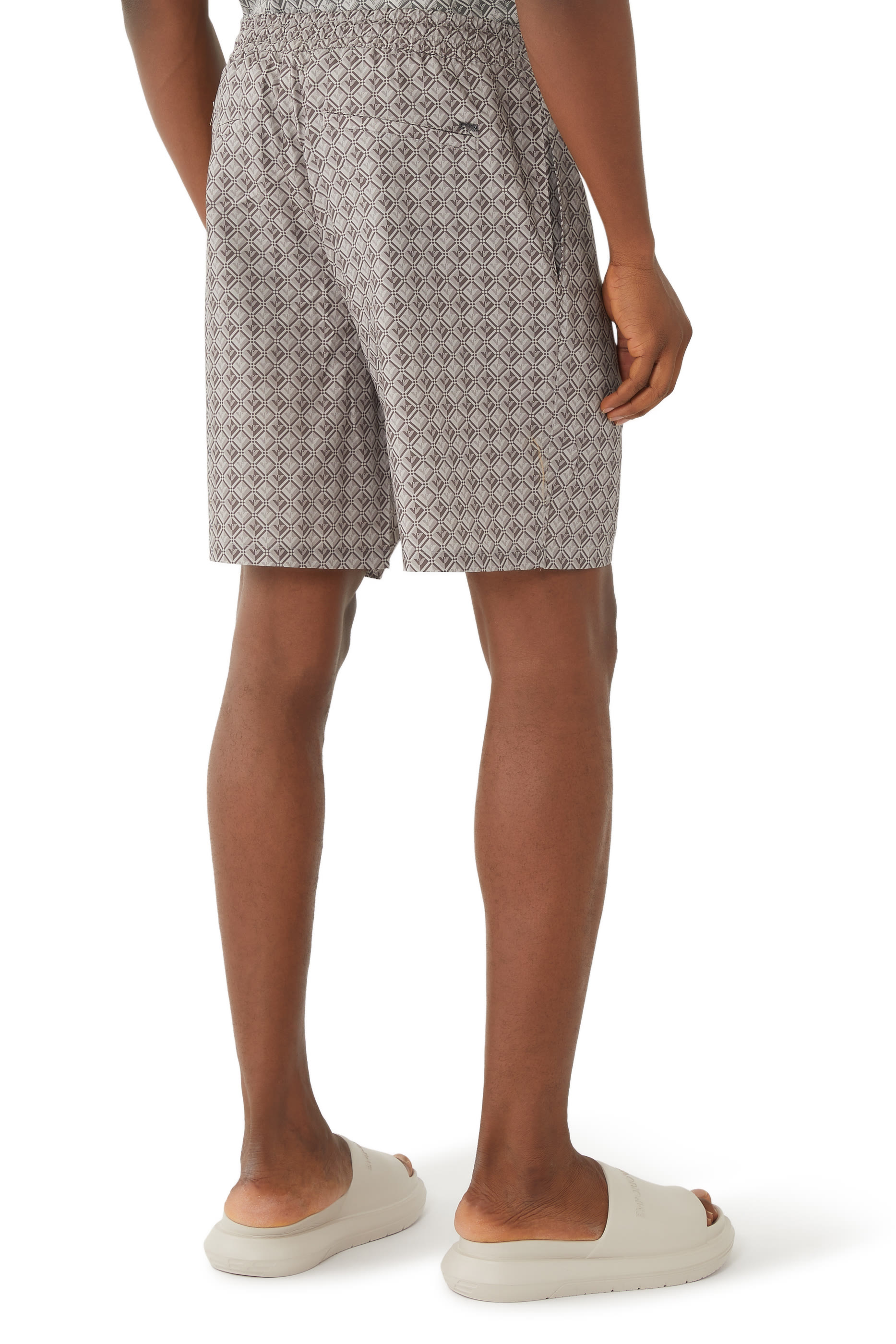 شورت بطبعات شعار النسر بحجم صغير