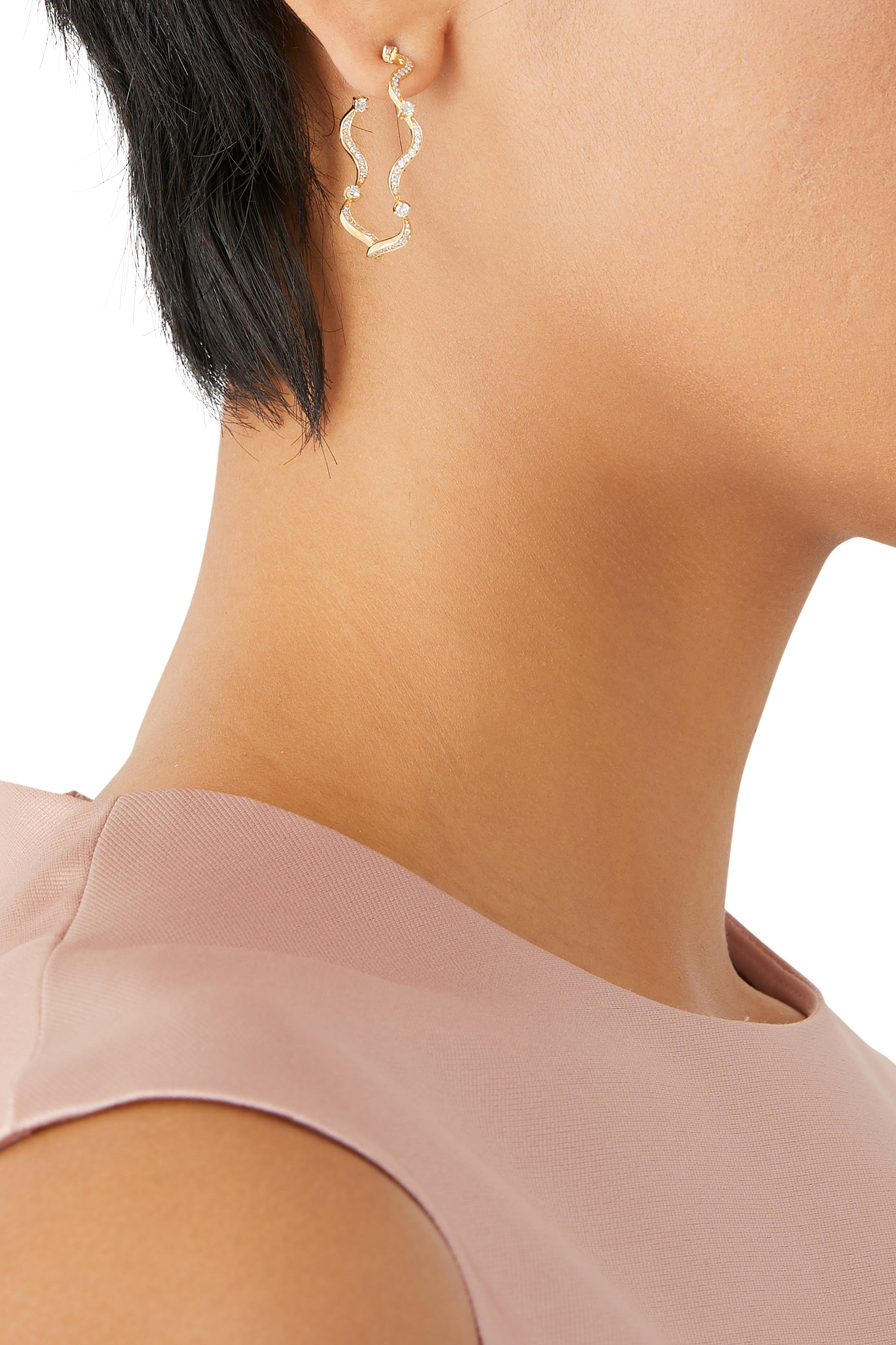 أقراط دائرية متوسطة  بتصميم متموج مرصعة بالماس، ذهب أصفر عيار 18