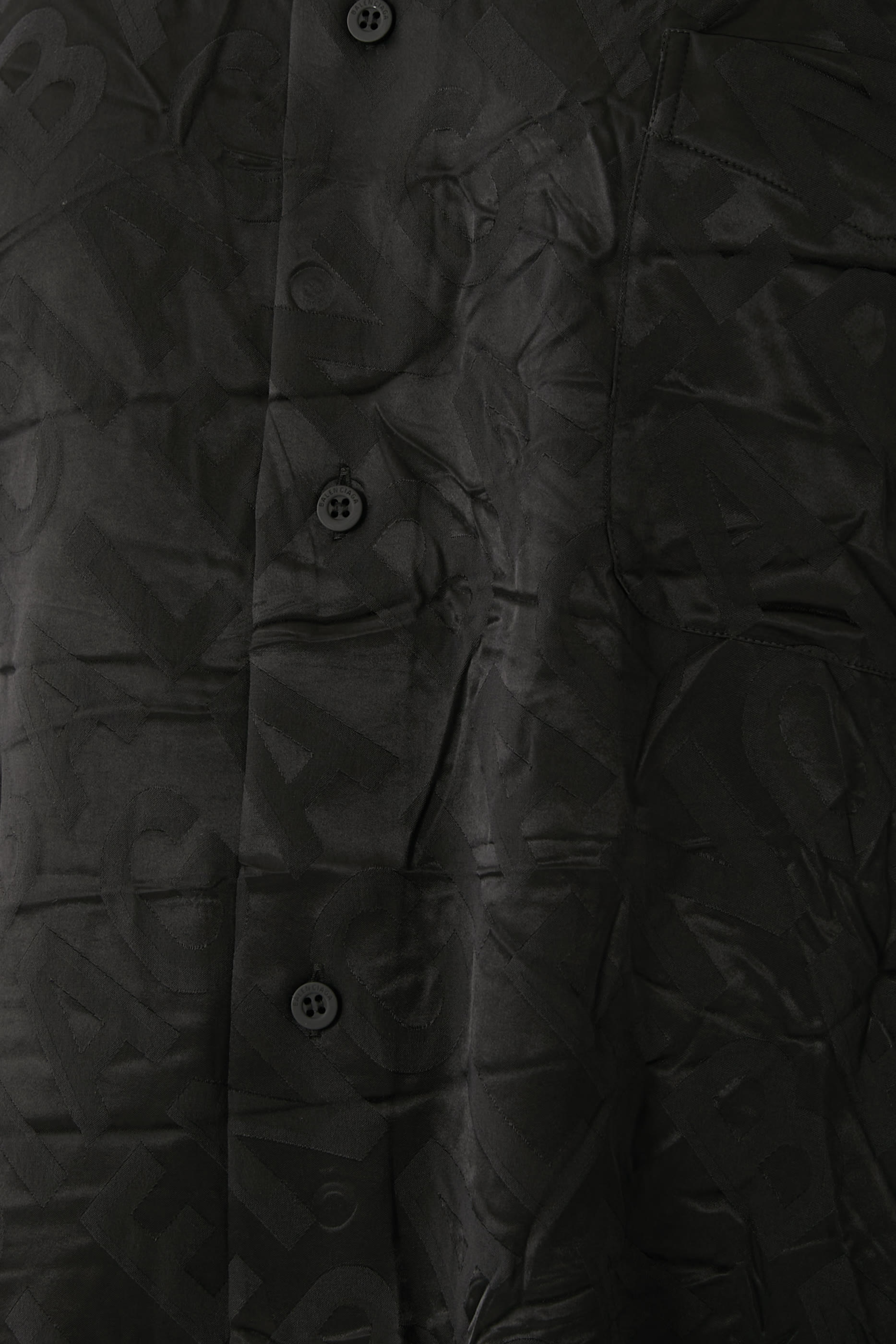 قميص بأكمام طويلة بطبعات بشعار الماركة