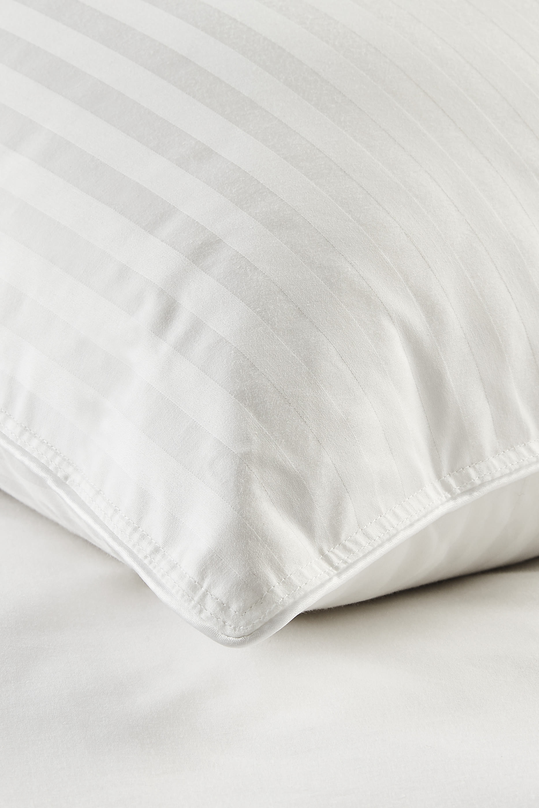 وسادة فاخرة بحشوة ريش الإوز المجري