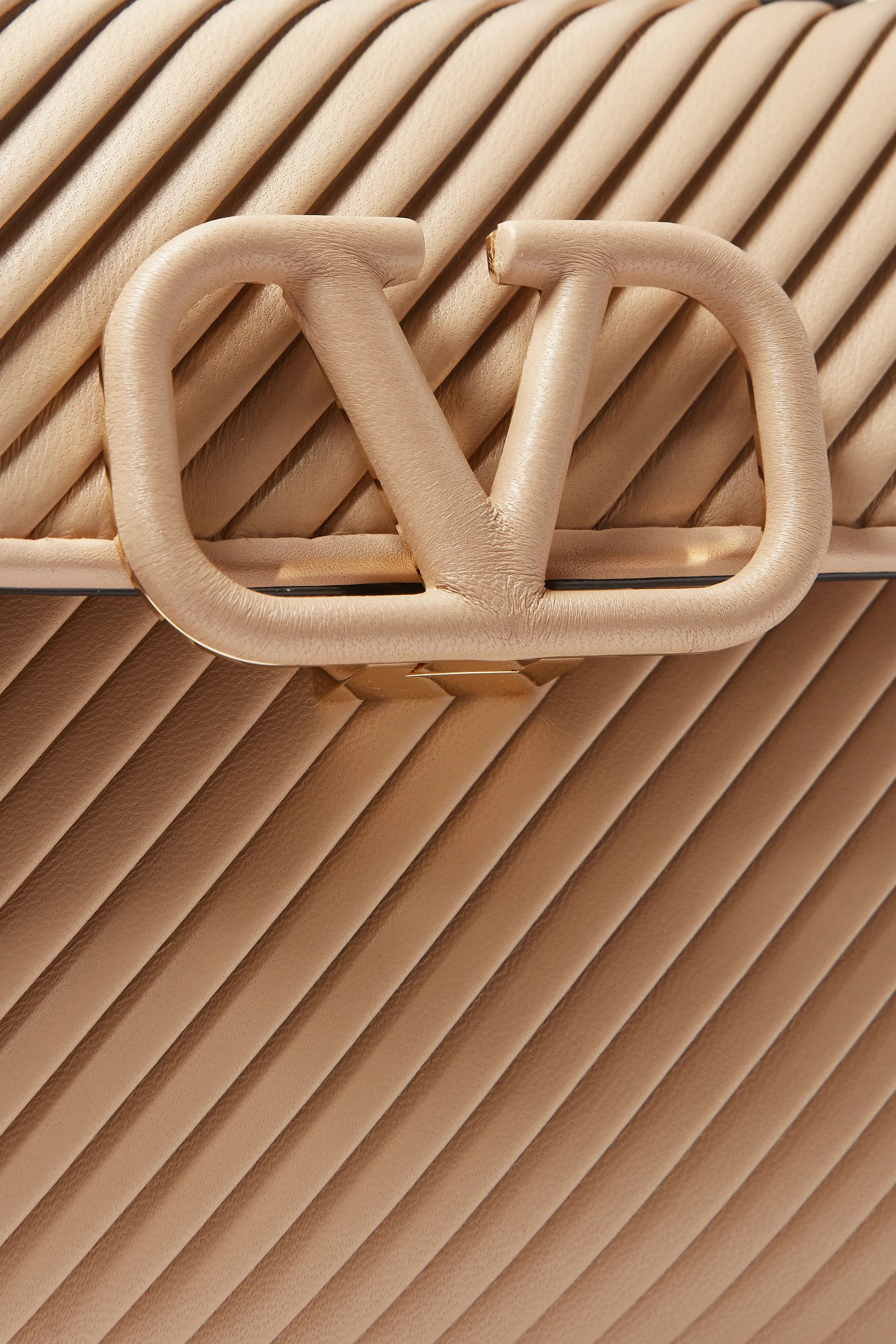 حقيبة يد صغيرة بشعار حرف الماركة