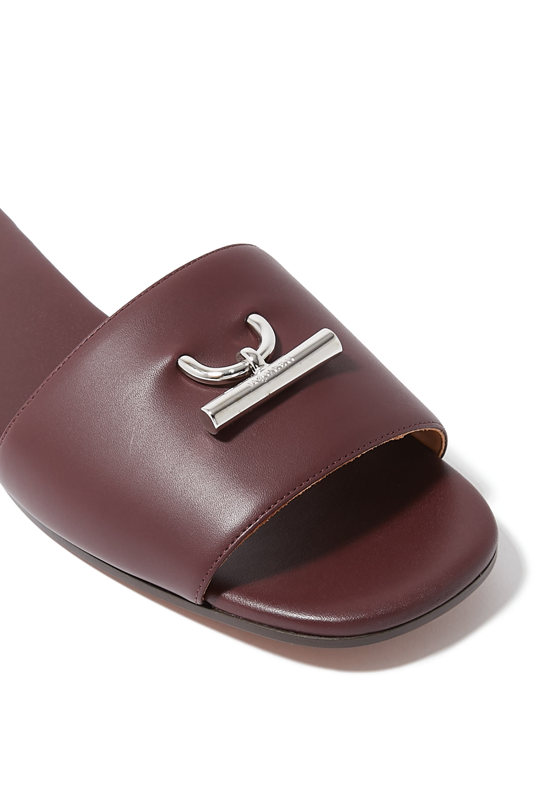 صندل بكعب مسطح وشعار الماركة