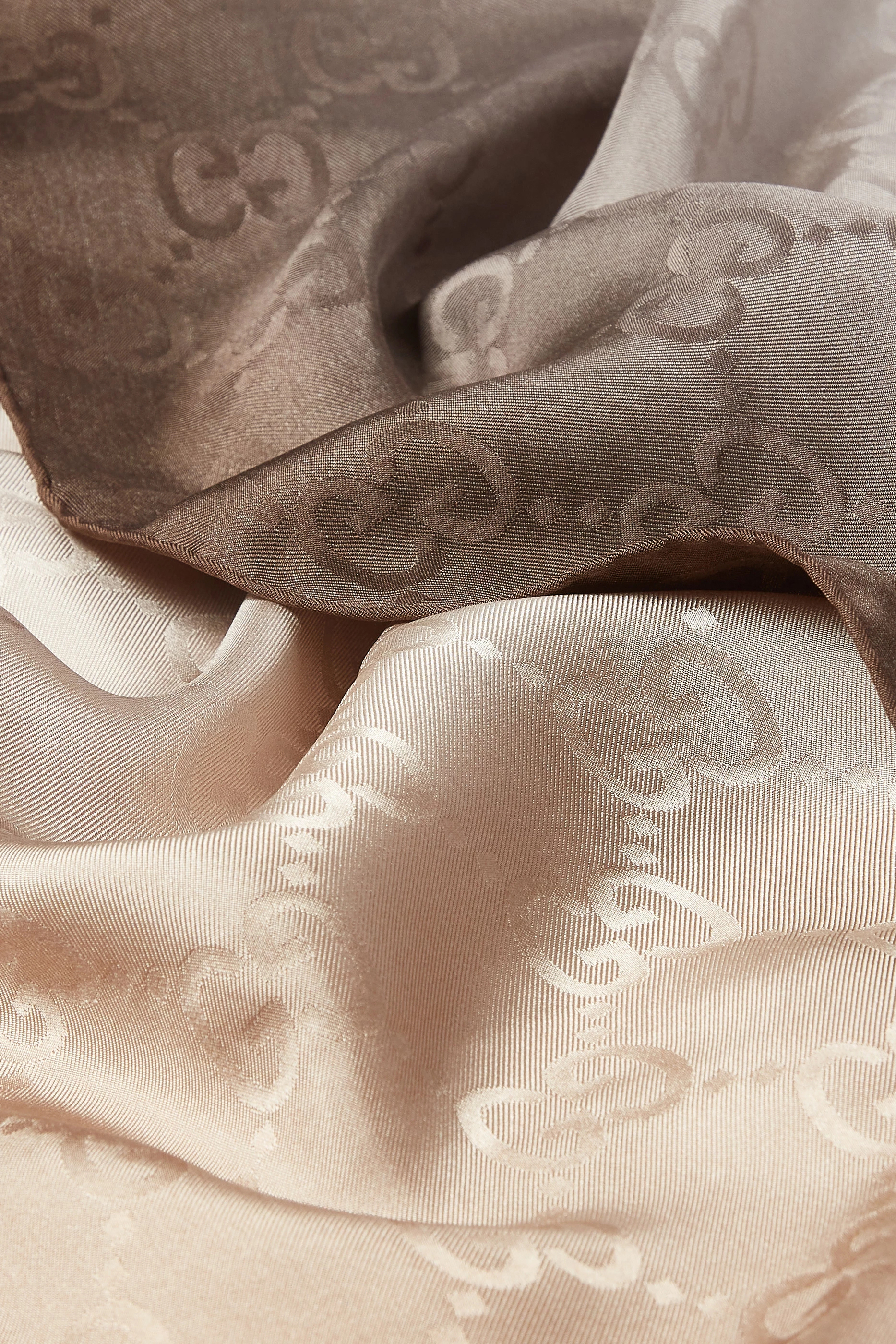 وشاح بنقشة حرفي شعار الماركة حرير جاكار