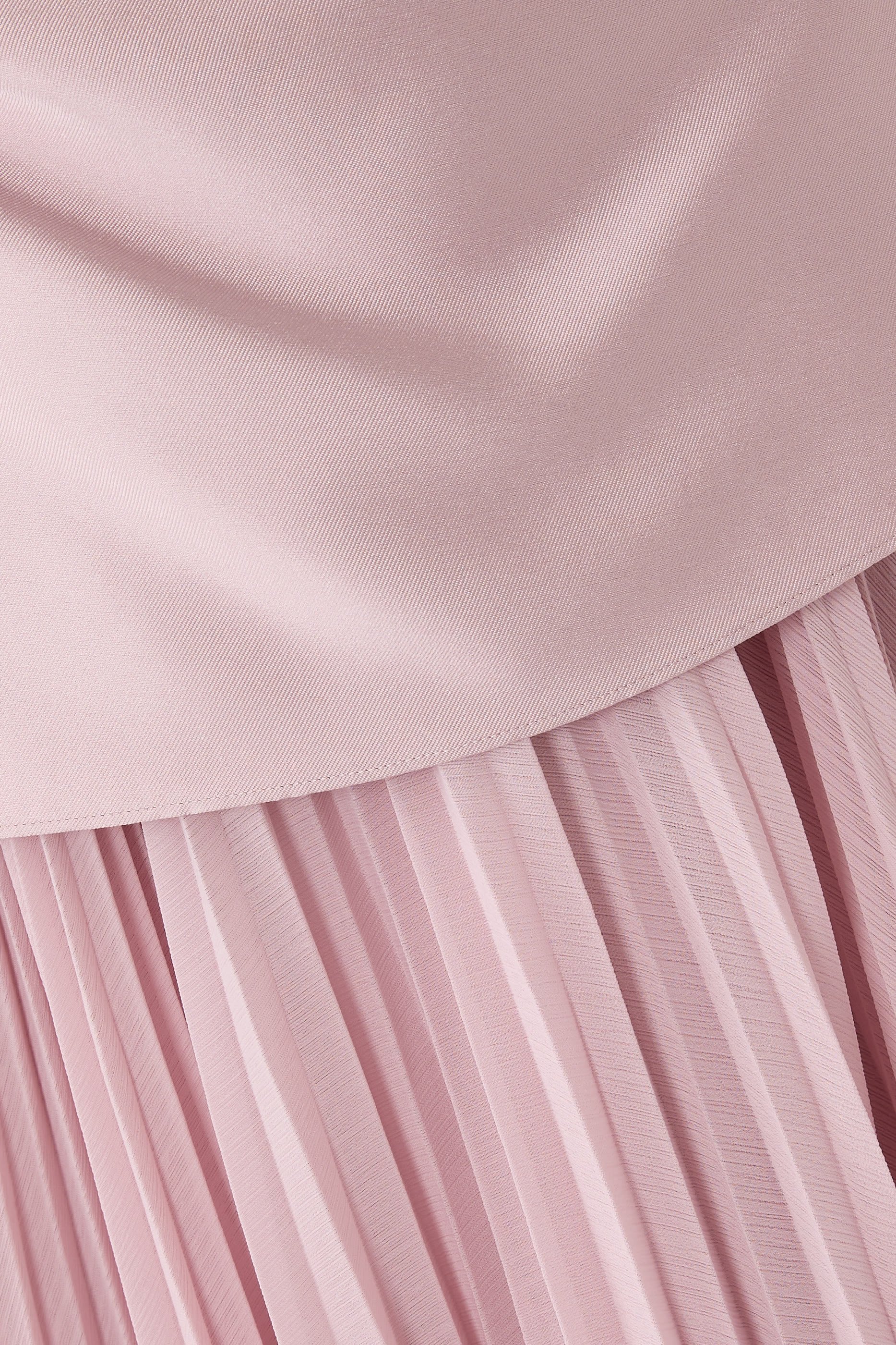 فستانسهرة كلوديت بتنورة بطيات