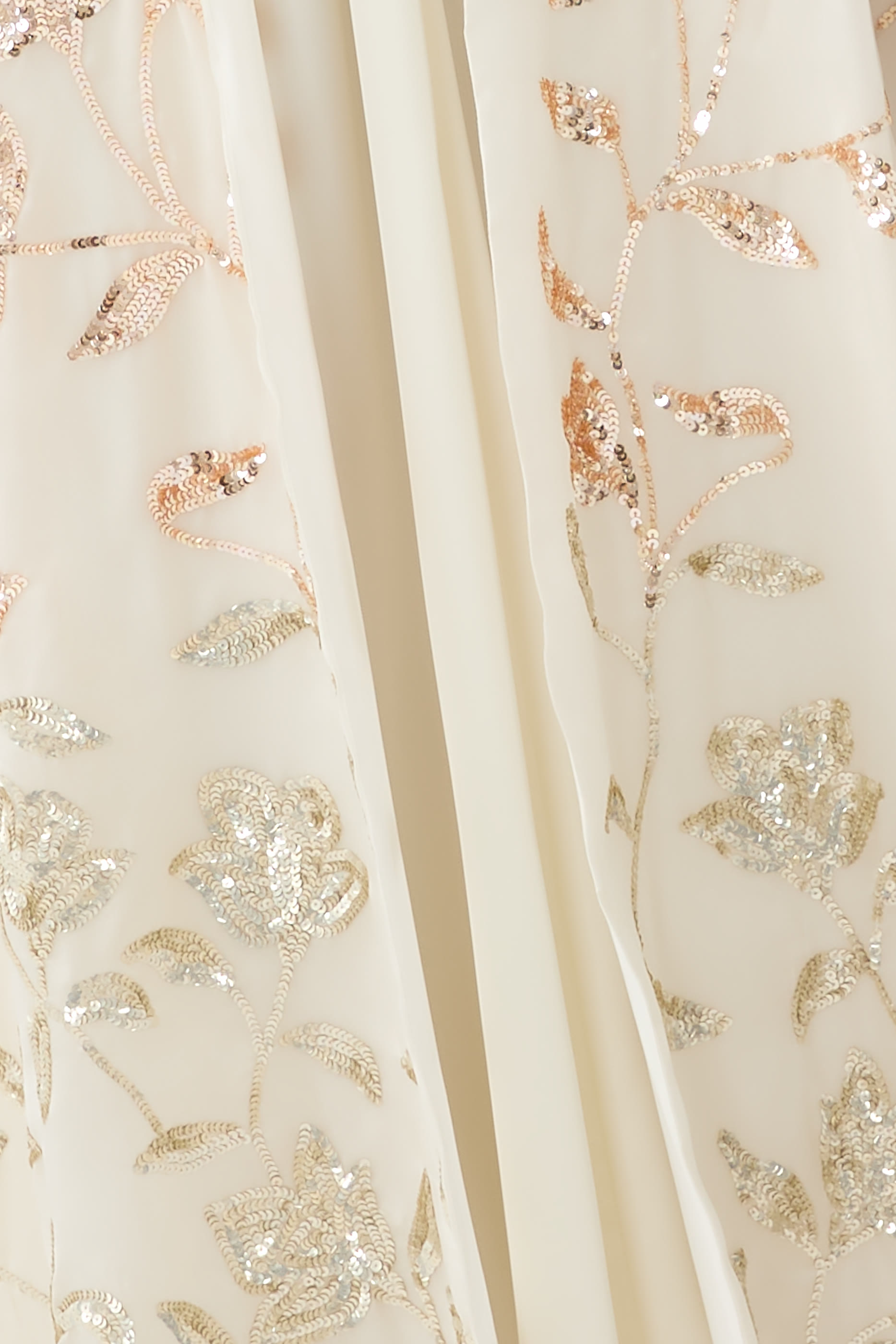 كاب أورجانزا مطرز كليا بالترتر مع فستان داخلي