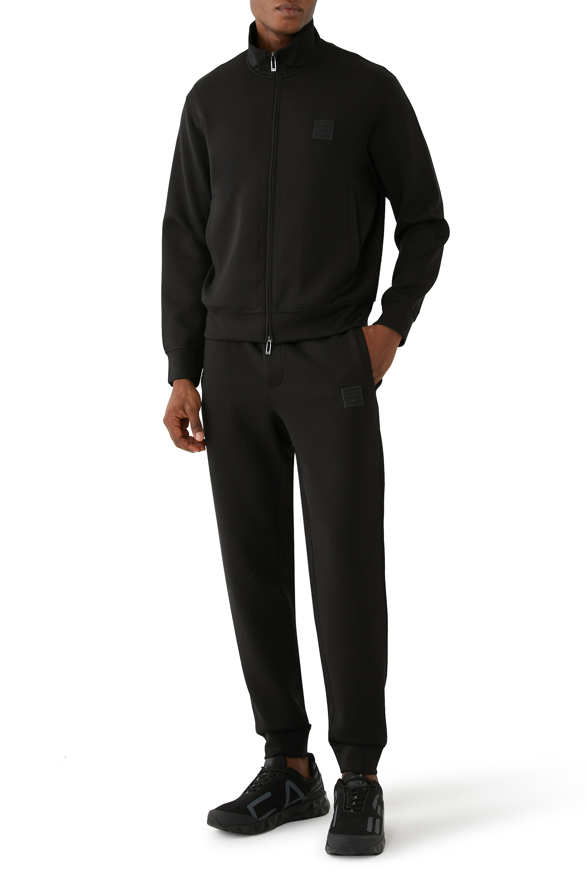 بدلة رياضية بشعار الماركة