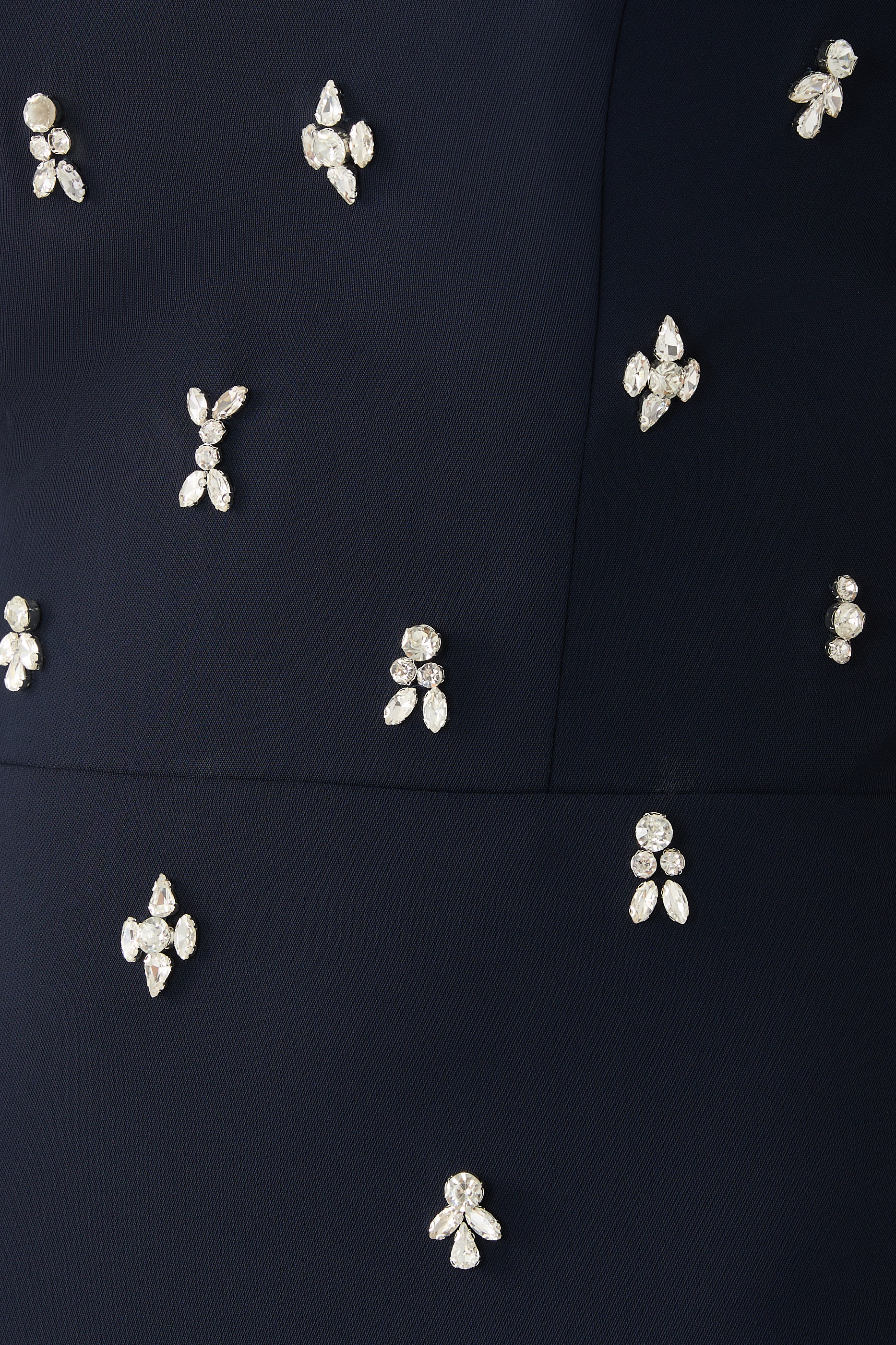 فستان بأكتاف مكشوفة وكاب