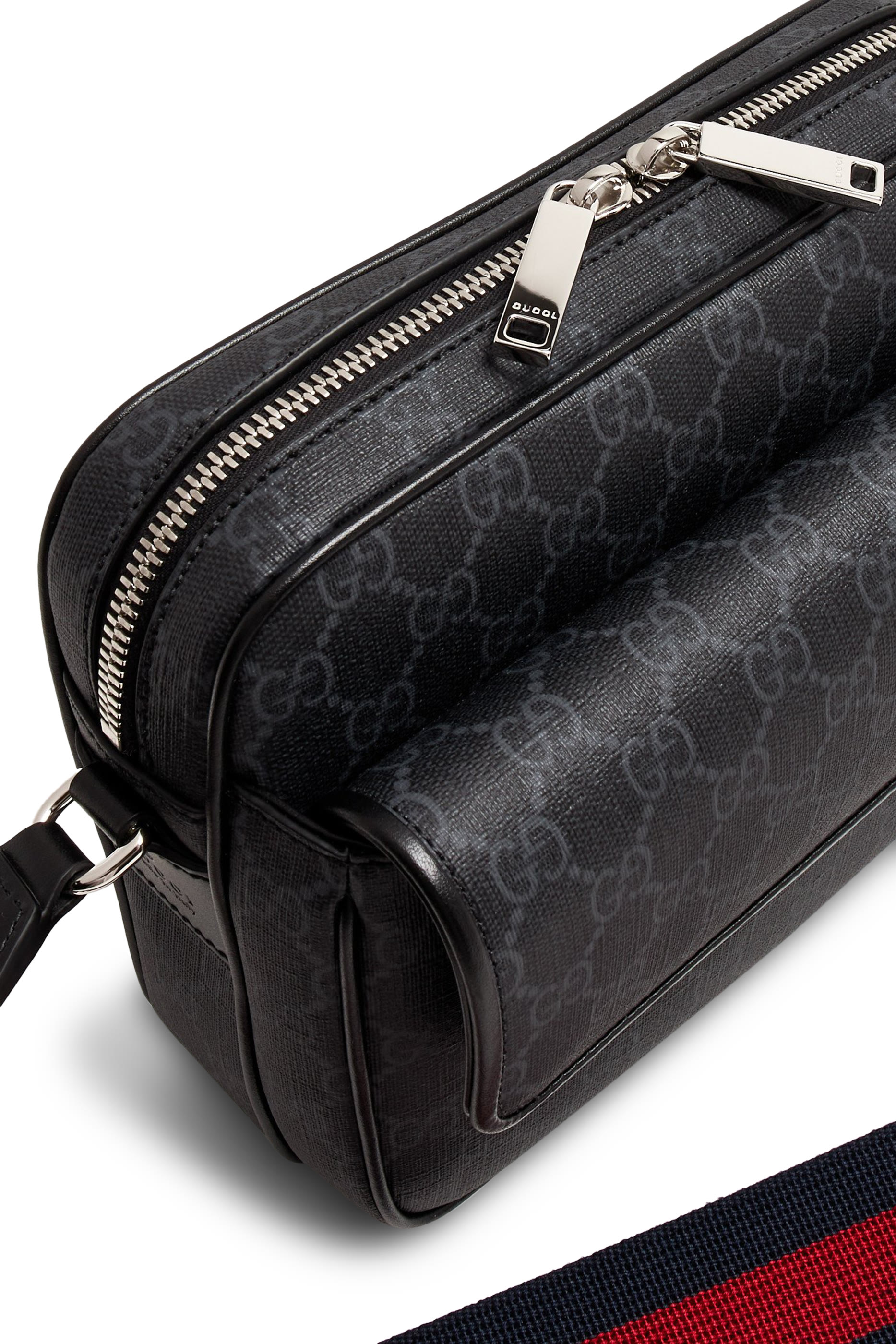 حقيبة كروس بودي صغيرة بنقشة حرفي شعار الماركة