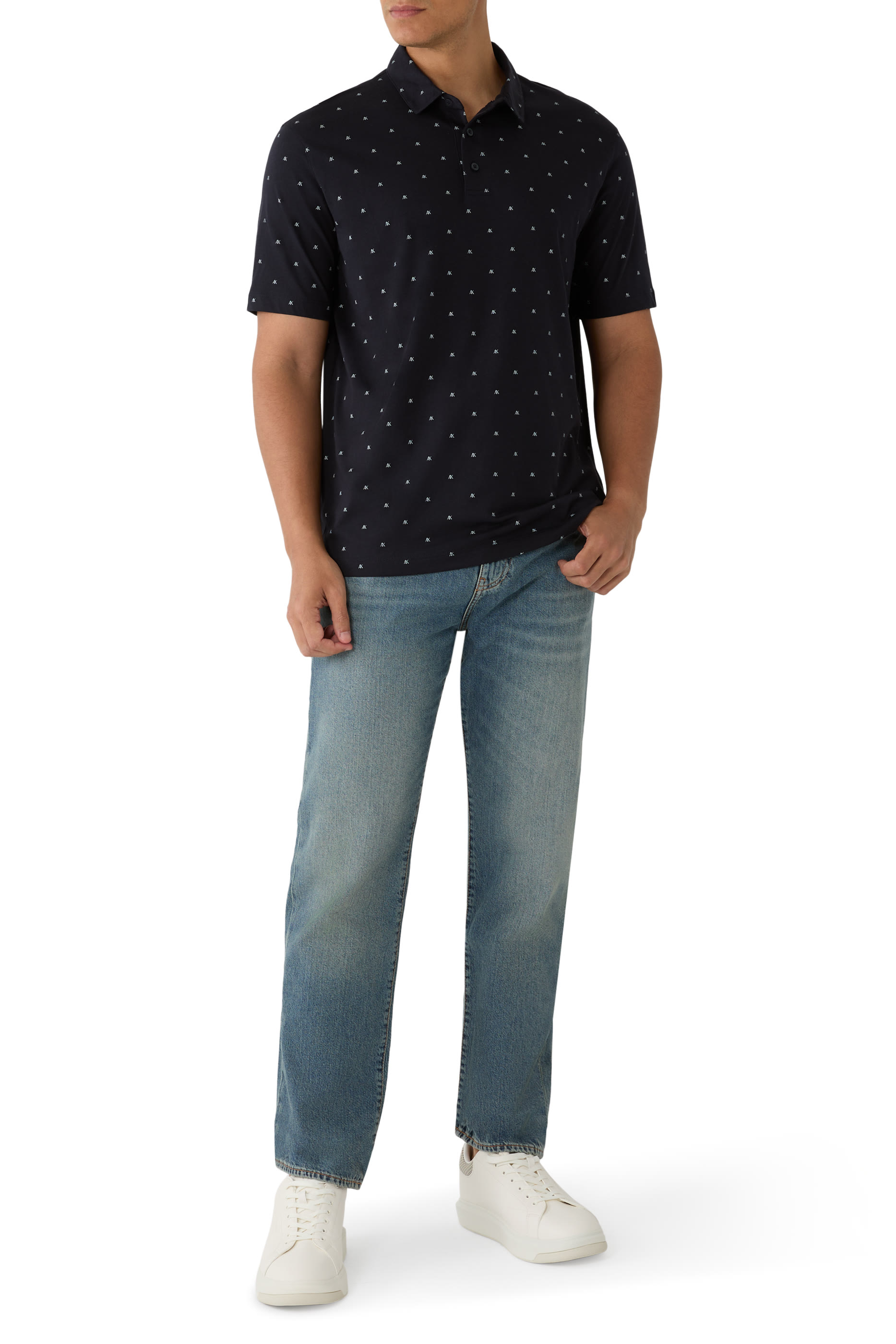 قميص بولو مزين بحروف