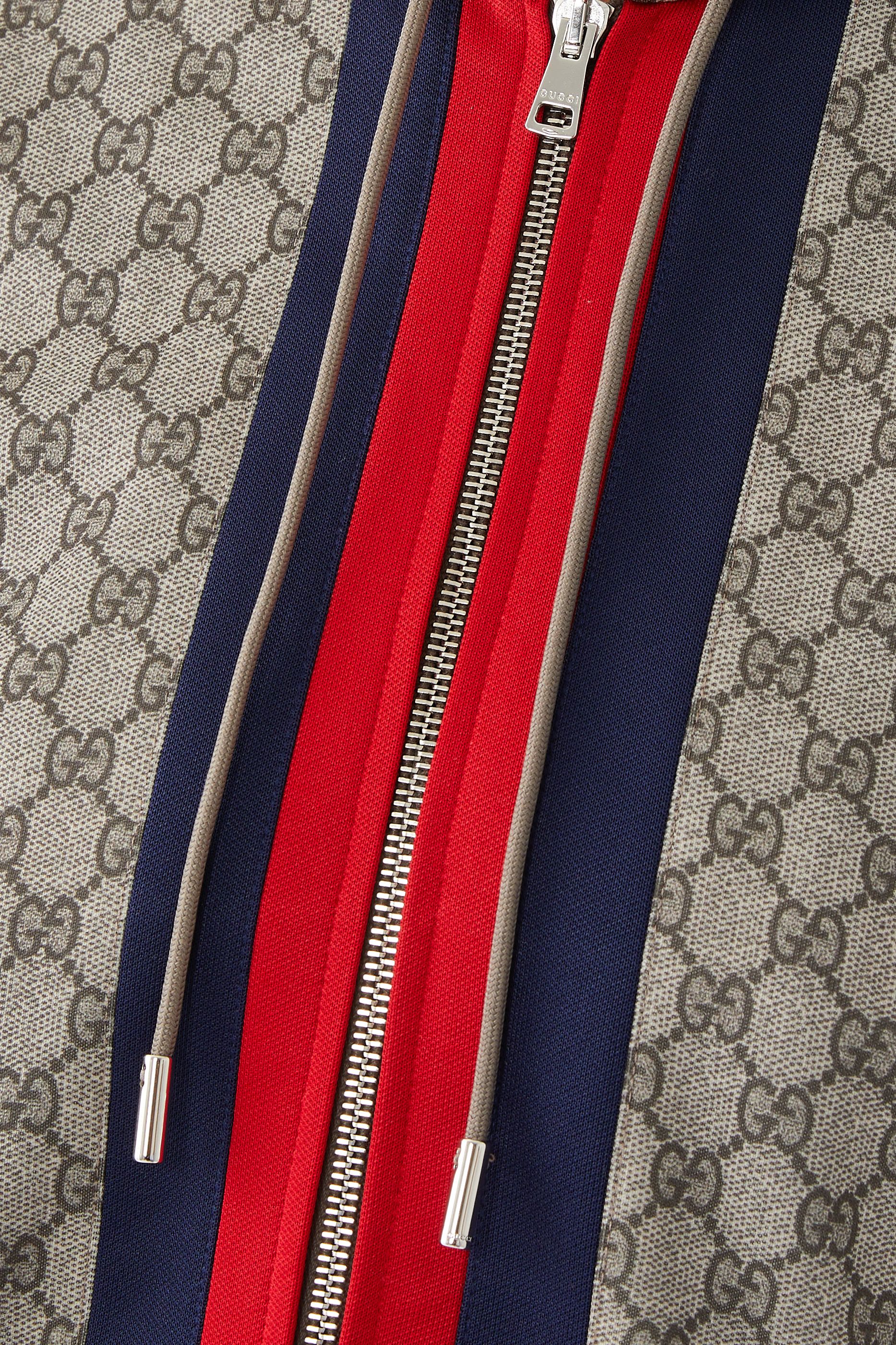 جاكيت بسحاب ونقشة حرفي شعار الماركة جسرسيه معالج