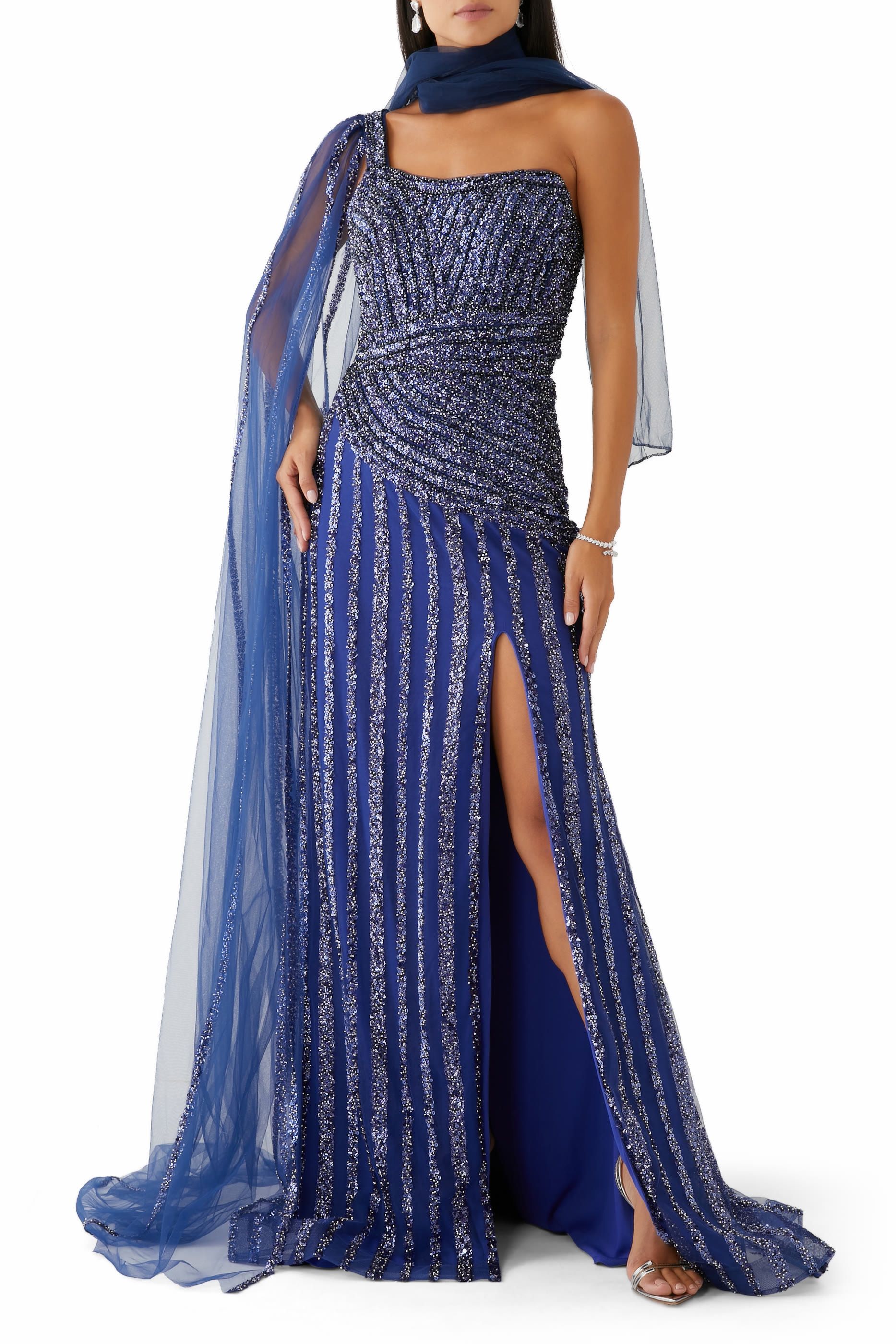 فستان سهرة بكتف واحد وكاب تول