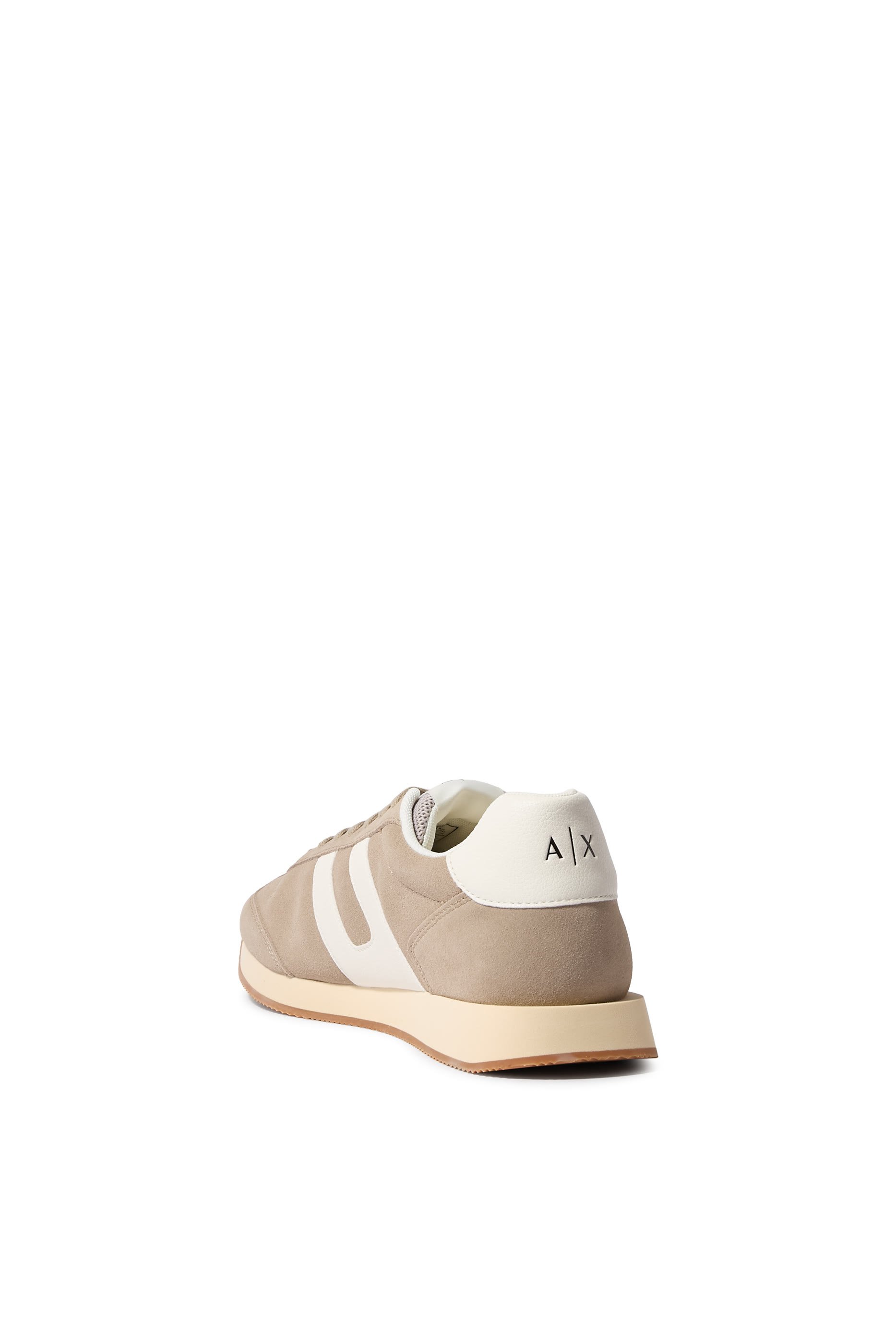 سنيكرز بشريط شعار الماركة عند الجانب