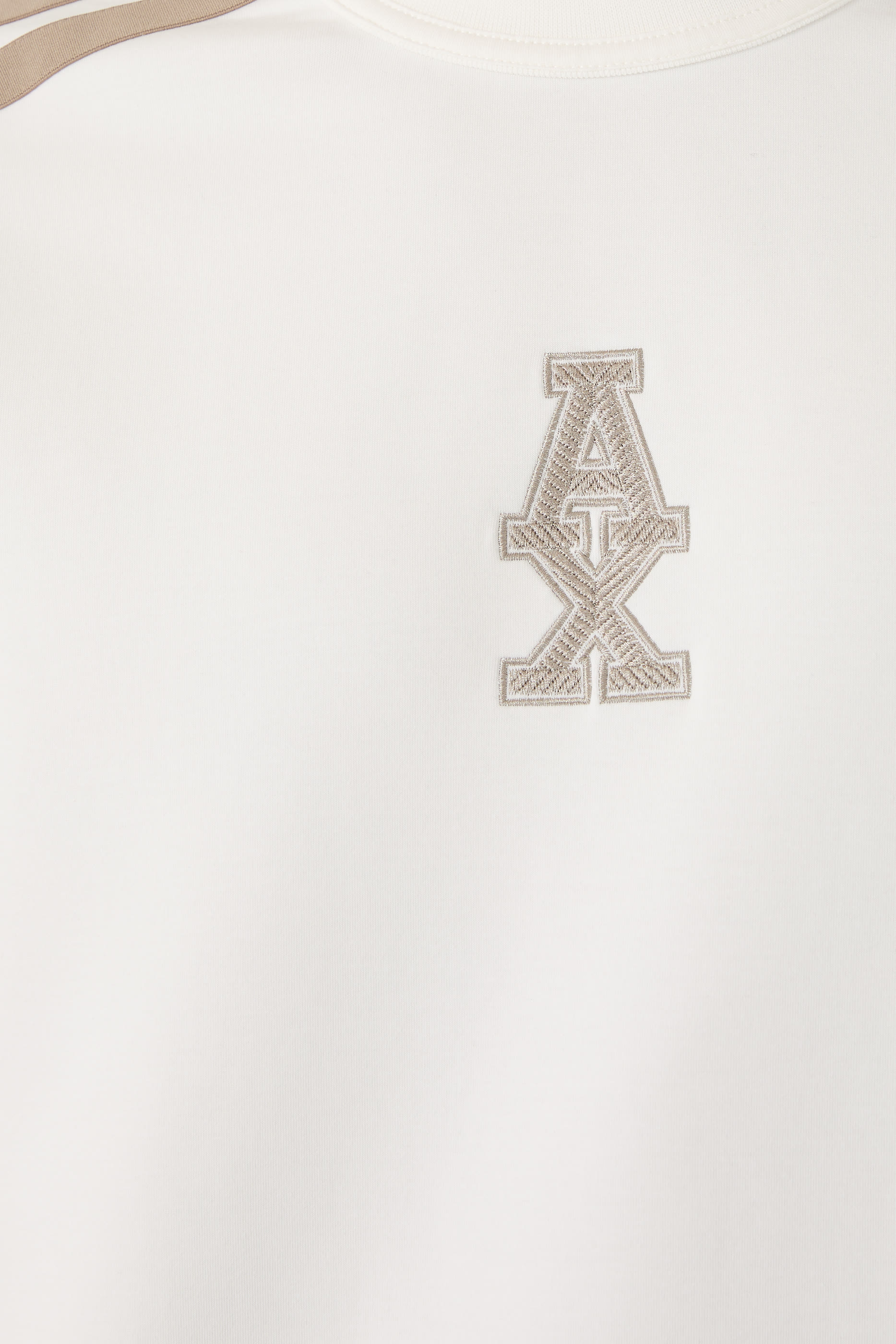 سويت شيرت بخطوط وشعار الماركة بياقة ضيقة