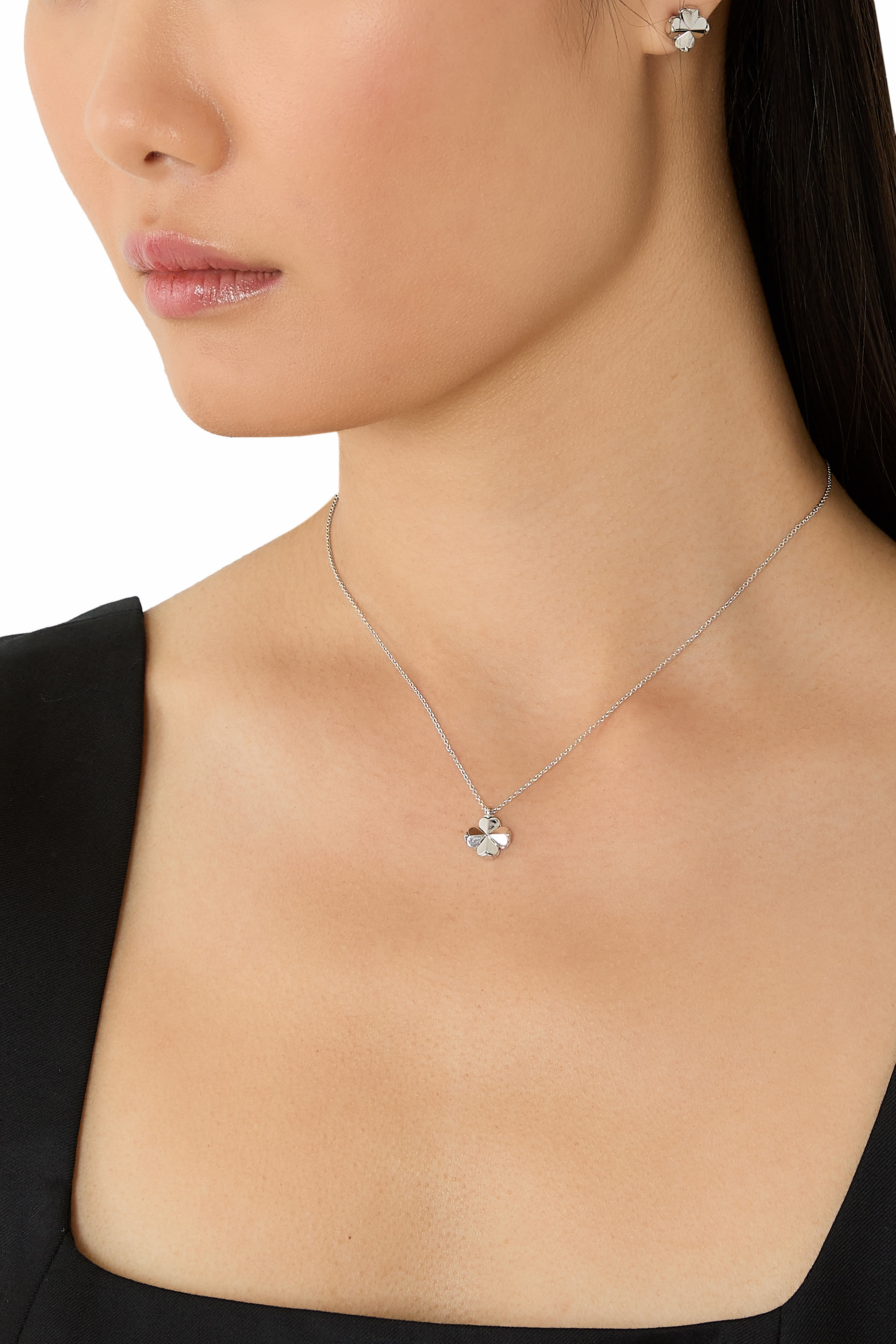 قلادة بدلاية صغيرة بتصميم زهرة بالشكل البستوني