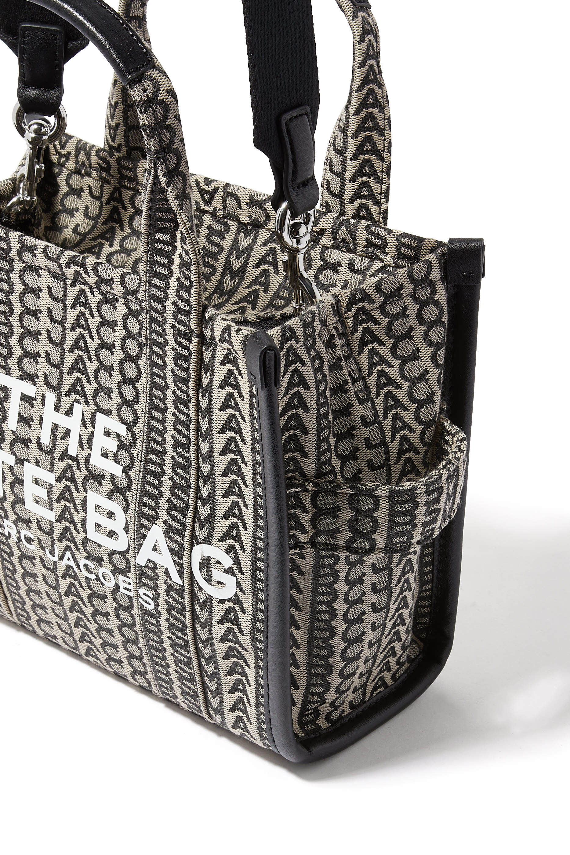 حقيبة يد صغيرة بشعار الماركة