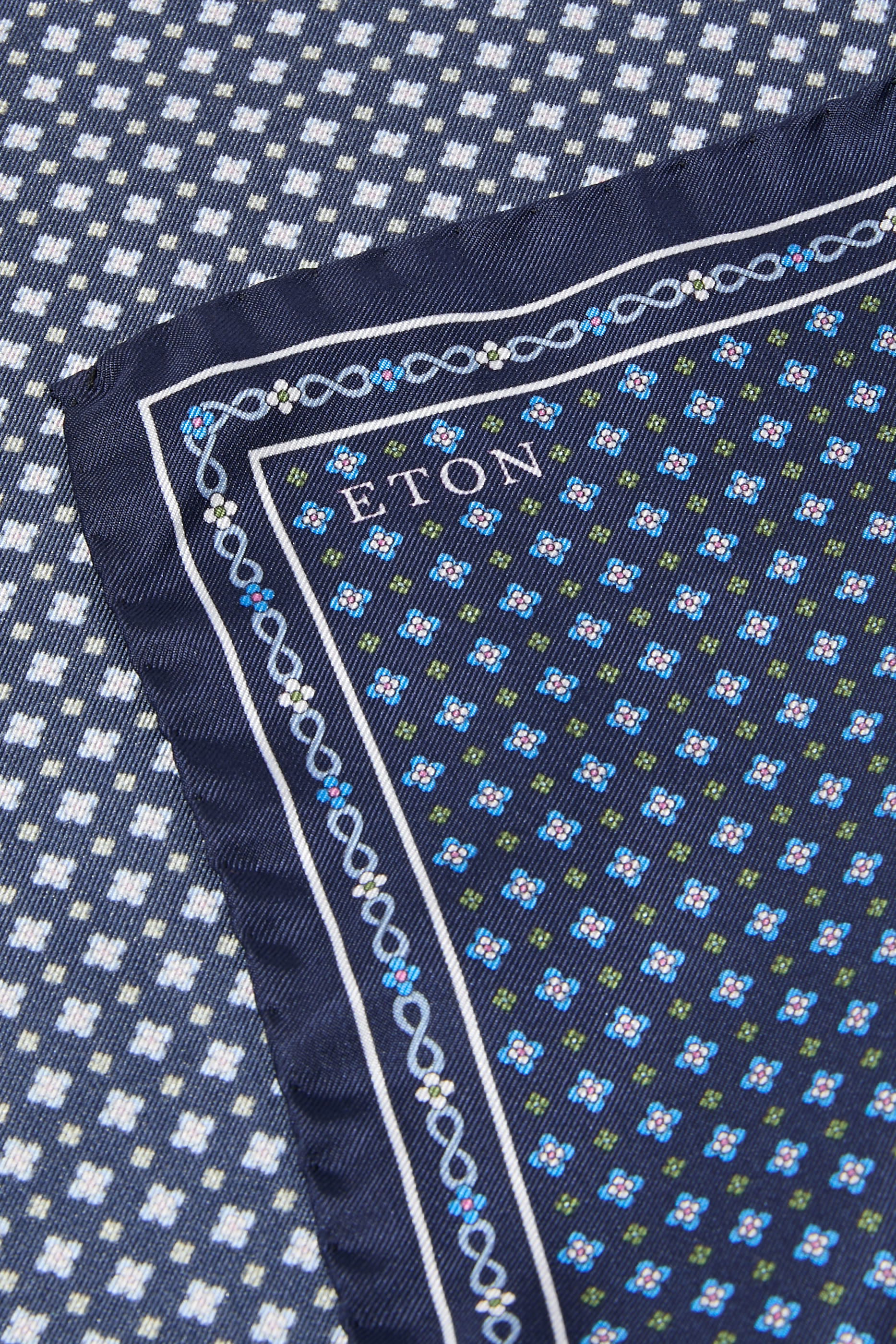 منديل جيب بنقشة زهور حرير