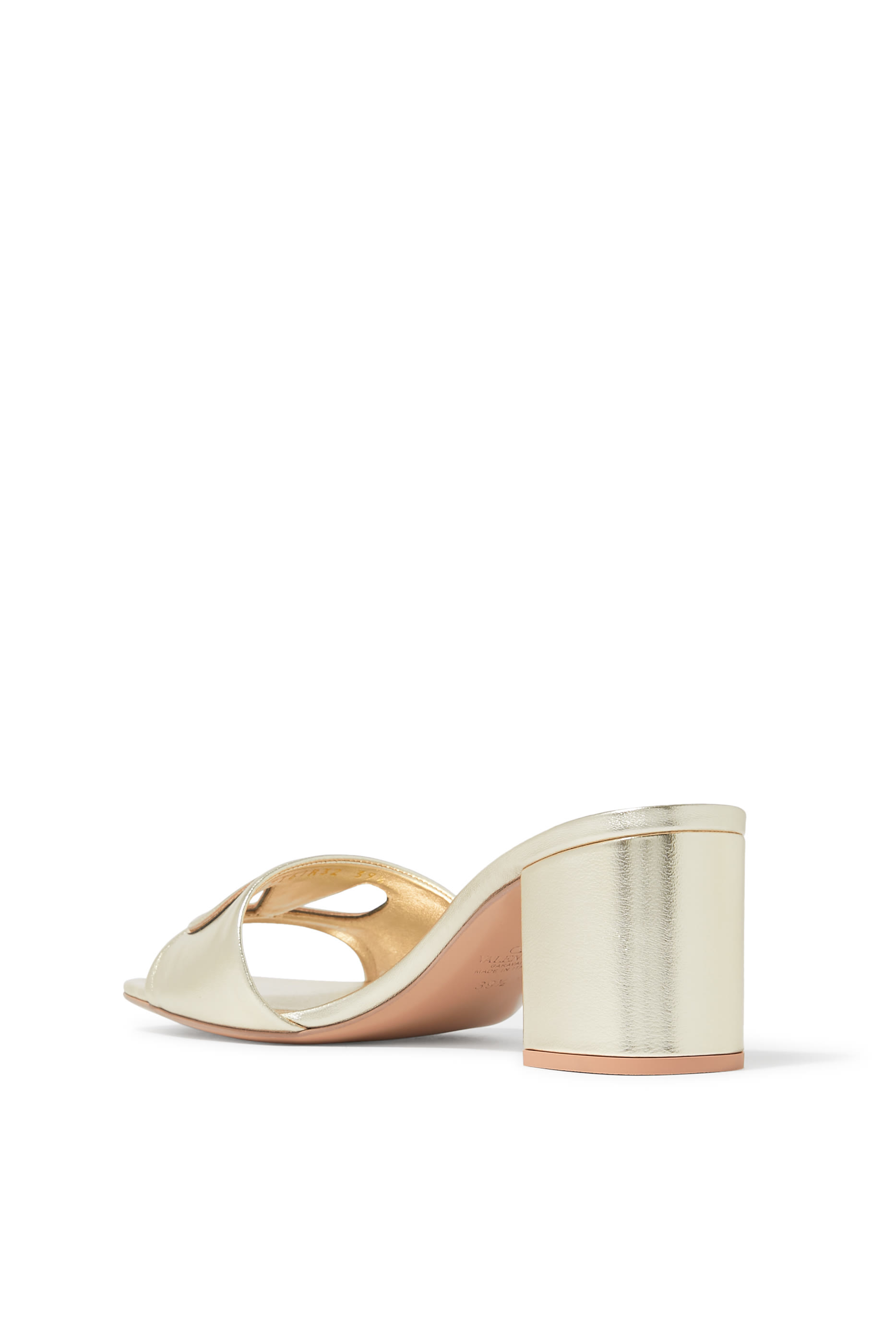 صندل بشعار حرف V بتصميم مفرغ جلد