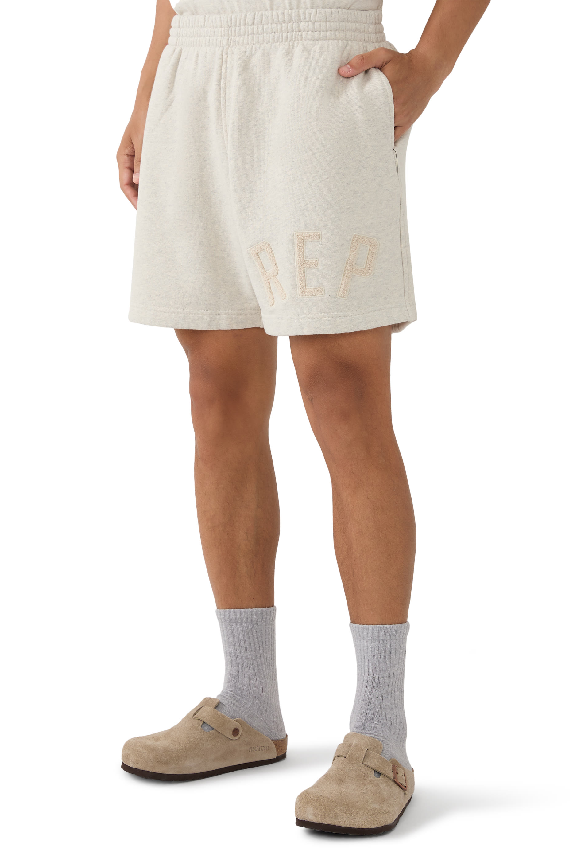 شورت مزين بشعار الماركة